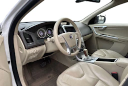 valkoinen Volvo XC60 2010 kuva 3.