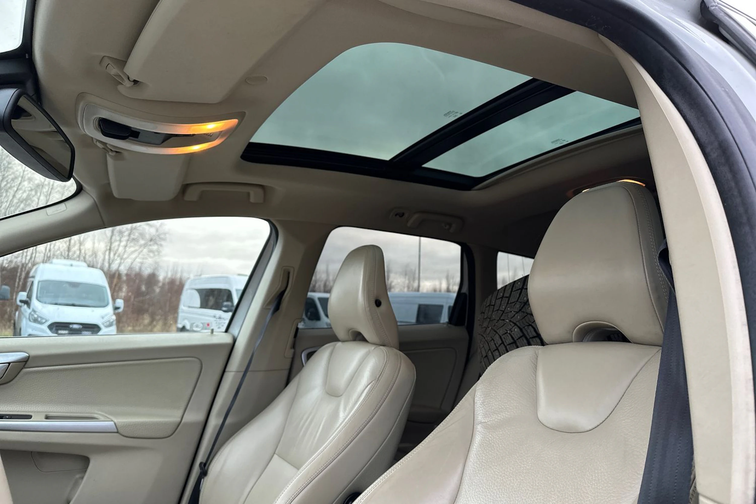 valkoinen Volvo XC60 2010 kuva 4.