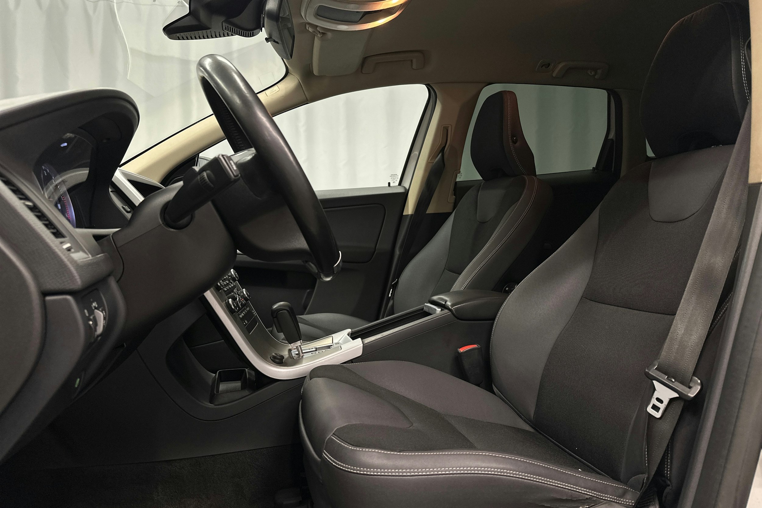 valkoinen Volvo XC60 2010 kuva 20.