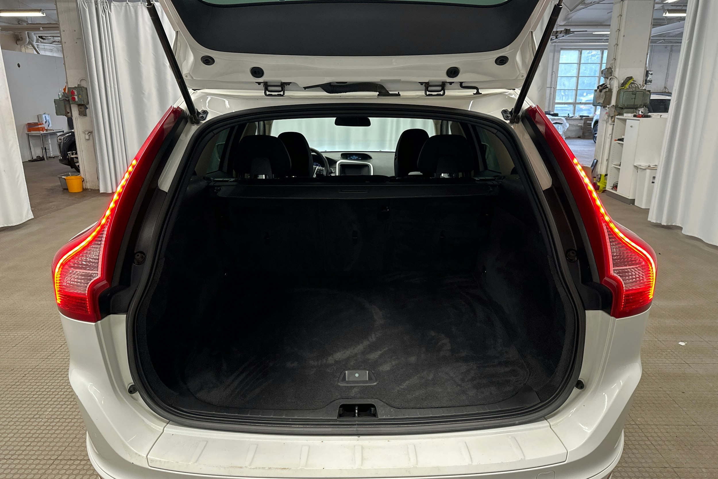 valkoinen Volvo XC60 2010 kuva 21.