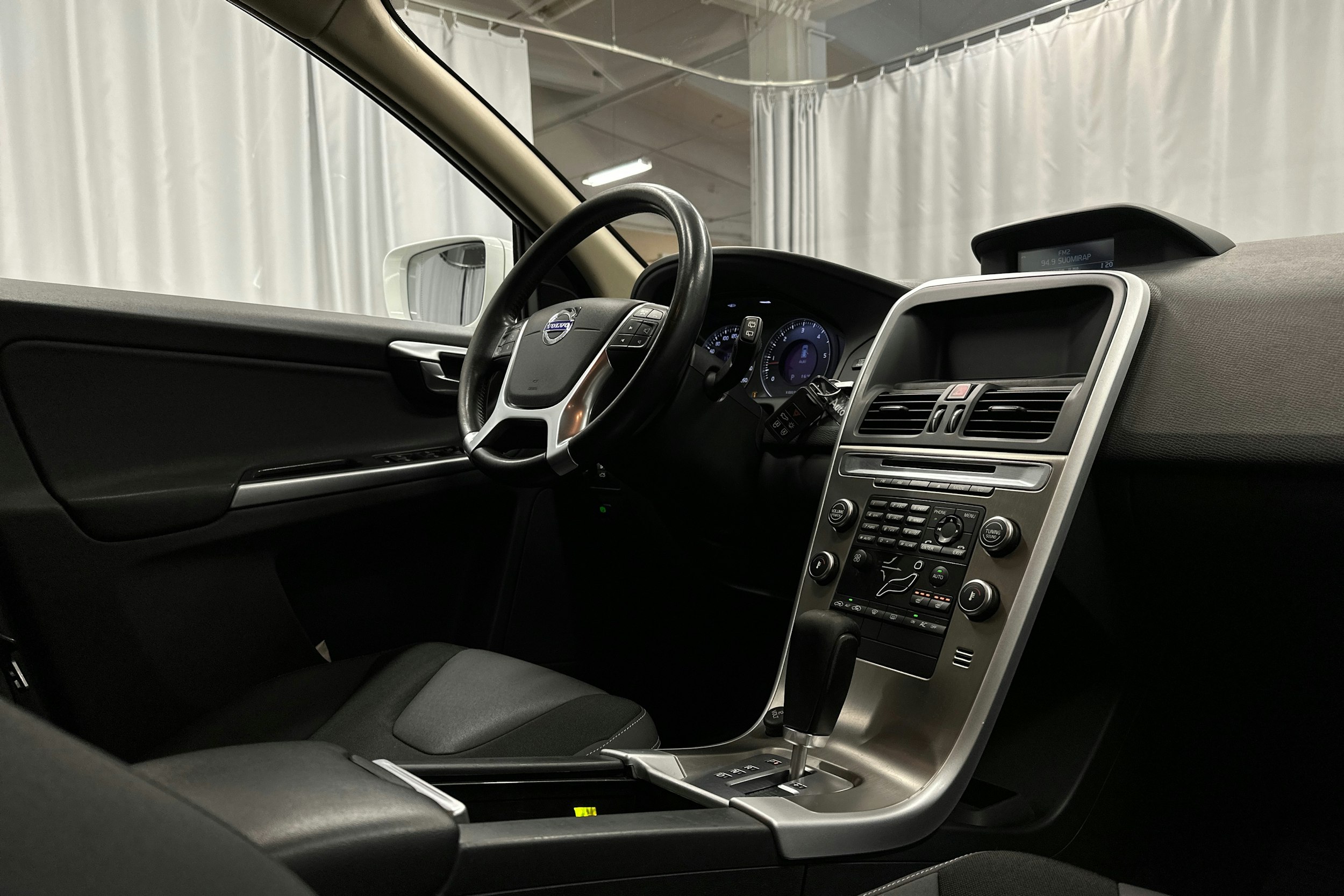 valkoinen Volvo XC60 2010 kuva 22.