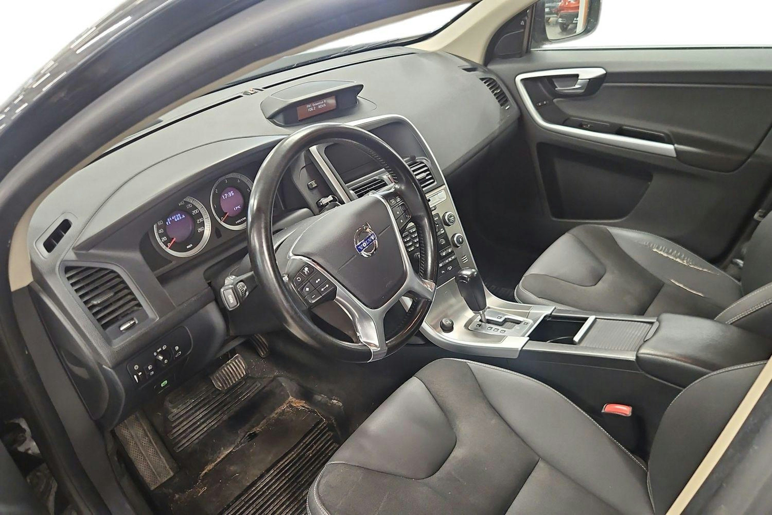 Musta Volvo XC60 2010 kuva 3.