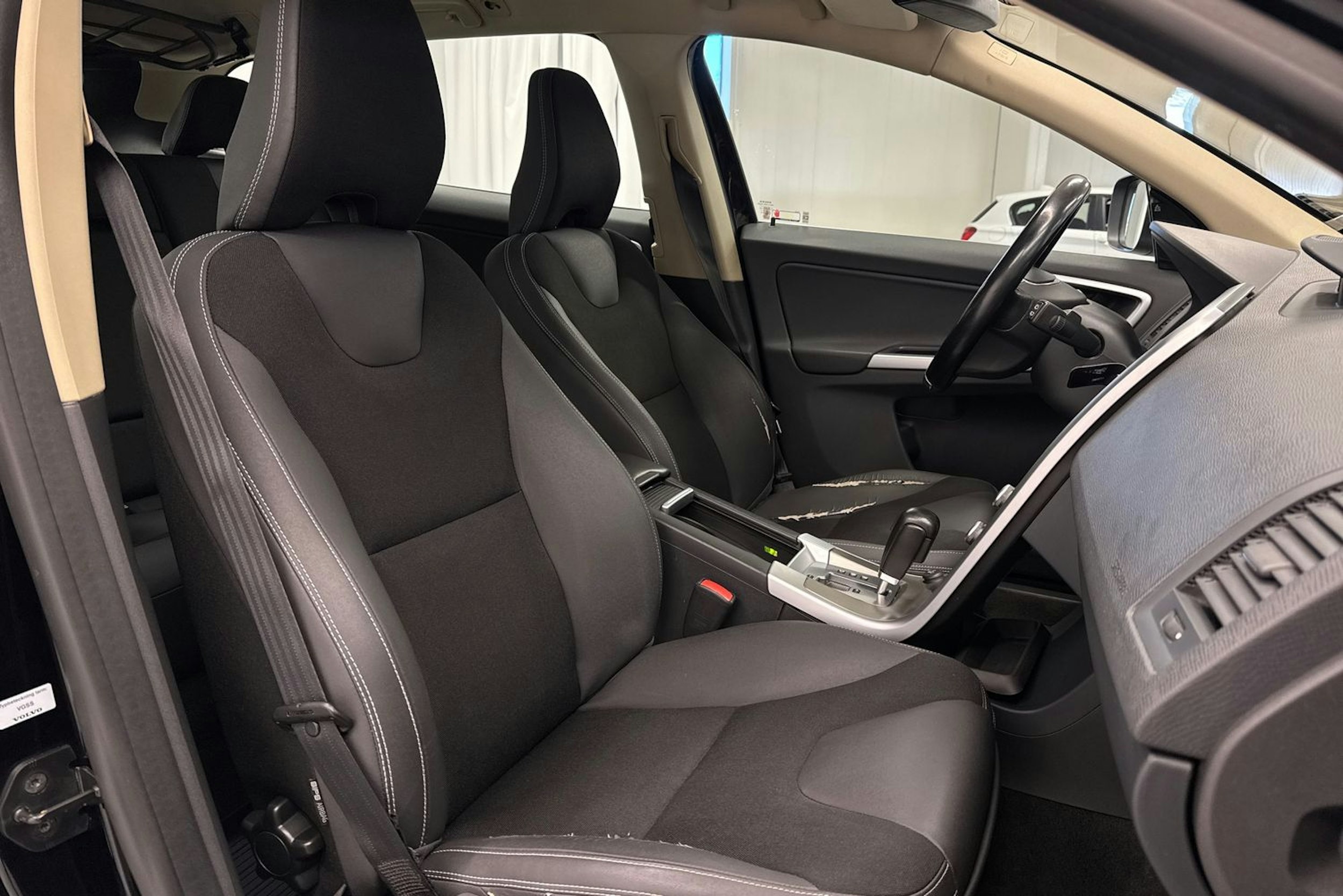 Musta Volvo XC60 2010 kuva 13.