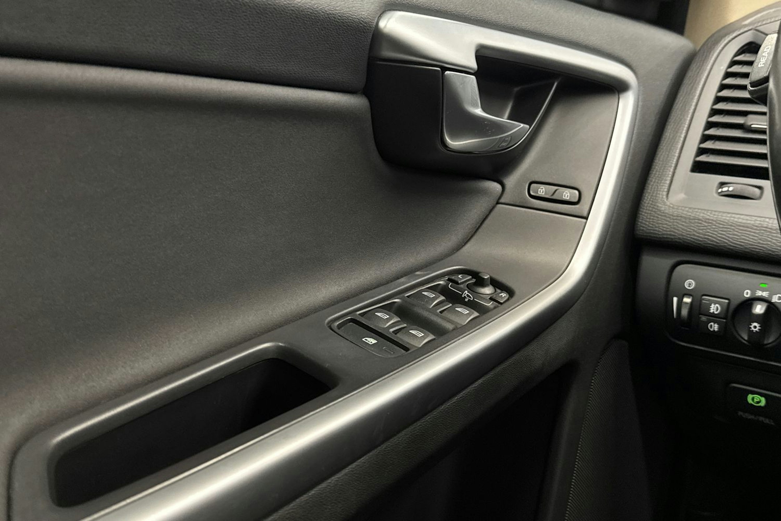 Musta Volvo XC60 2010 kuva 18.