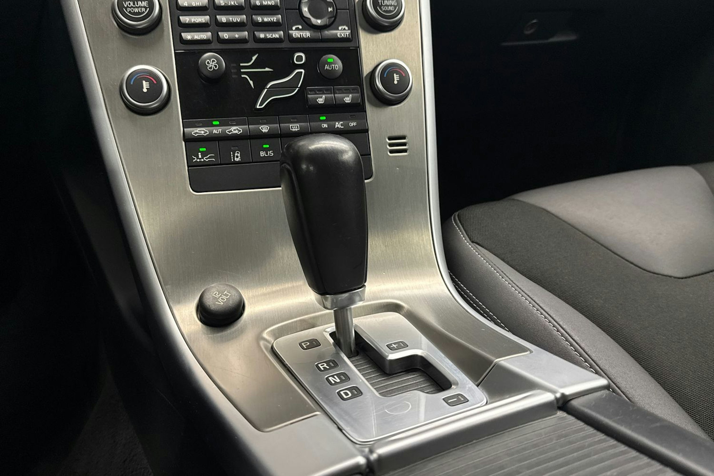 Musta Volvo XC60 2010 kuva 21.