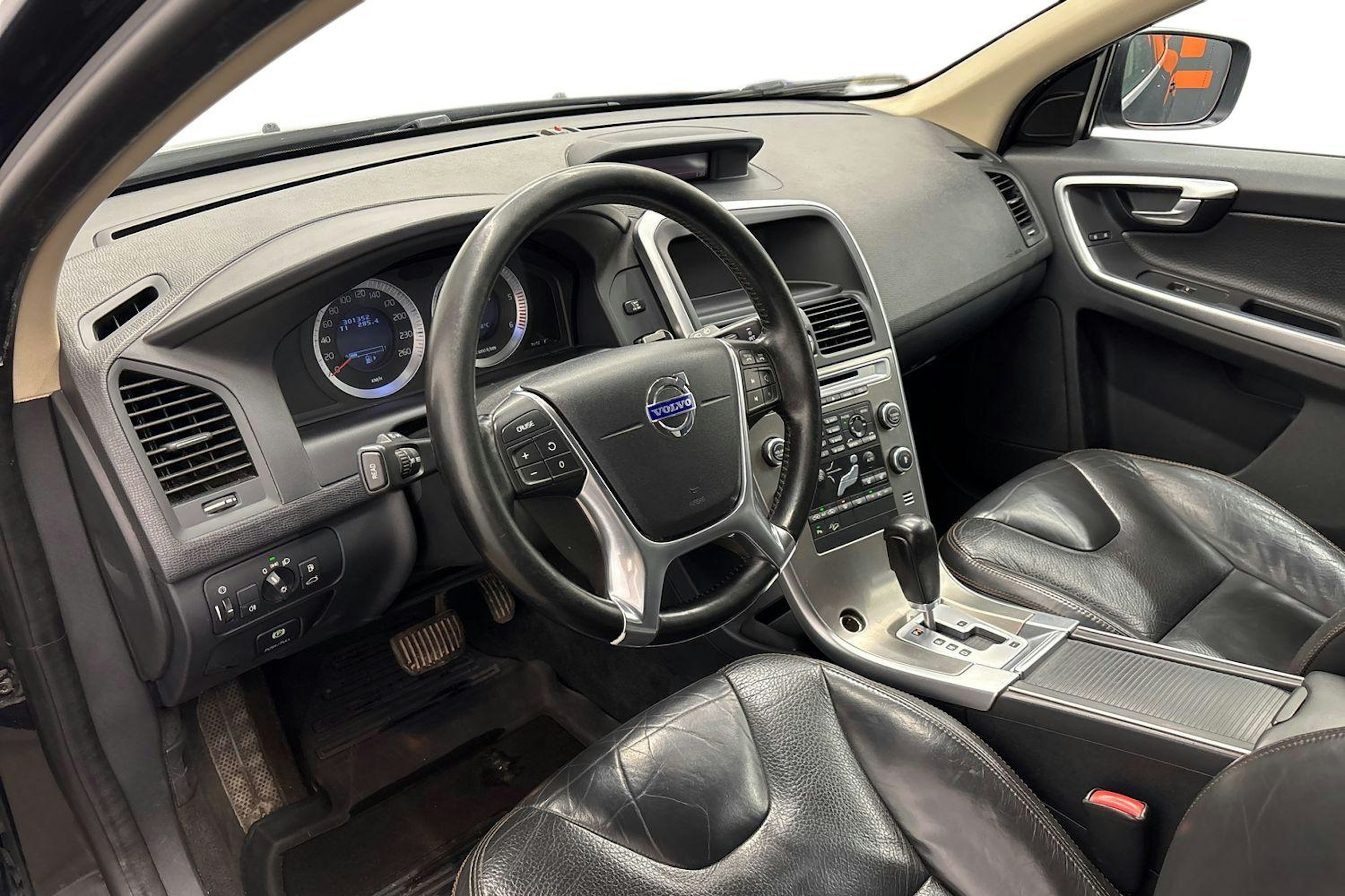 musta Volvo XC60 2011 kuva 7.