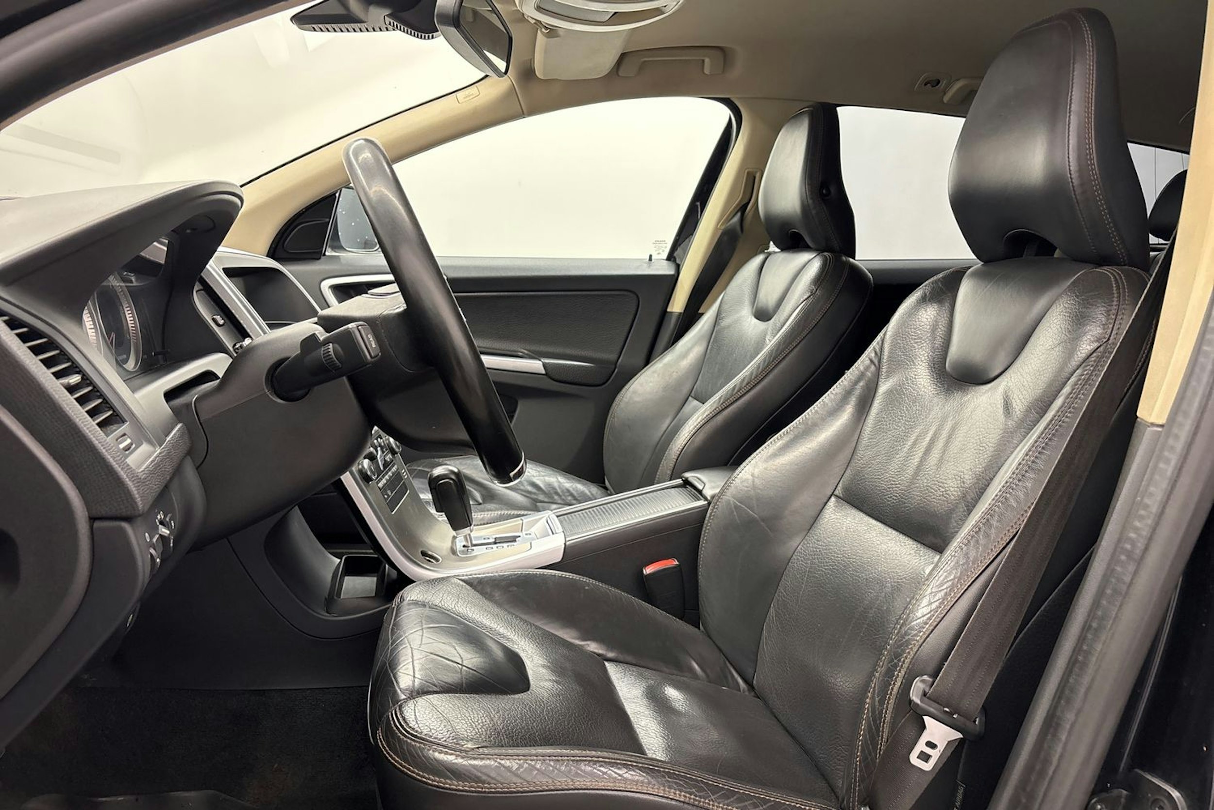 musta Volvo XC60 2011 kuva 14.