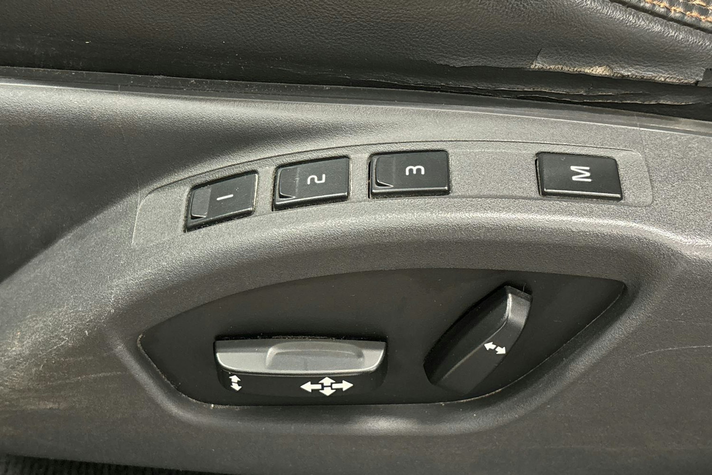 musta Volvo XC60 2011 kuva 15.