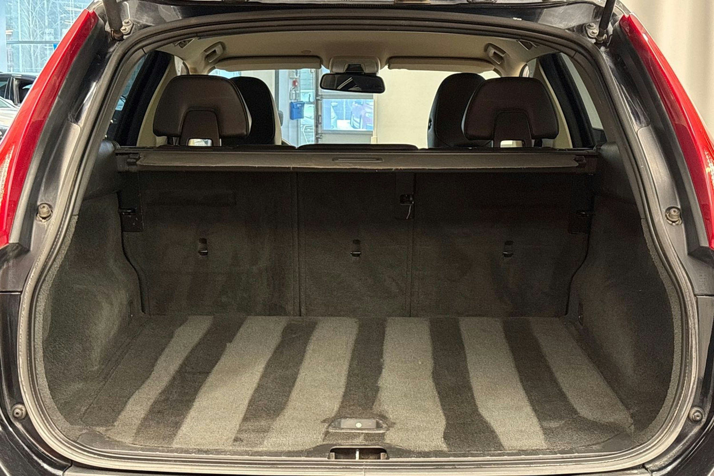 musta Volvo XC60 2011 kuva 22.