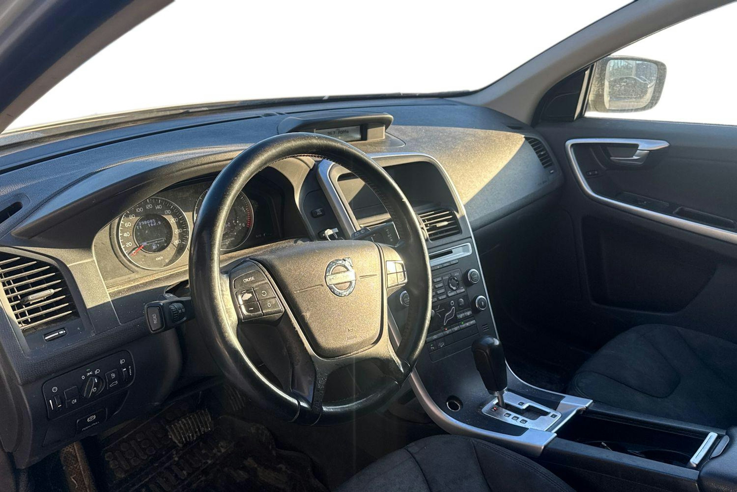 valkoinen Volvo XC60 2010 kuva 3.