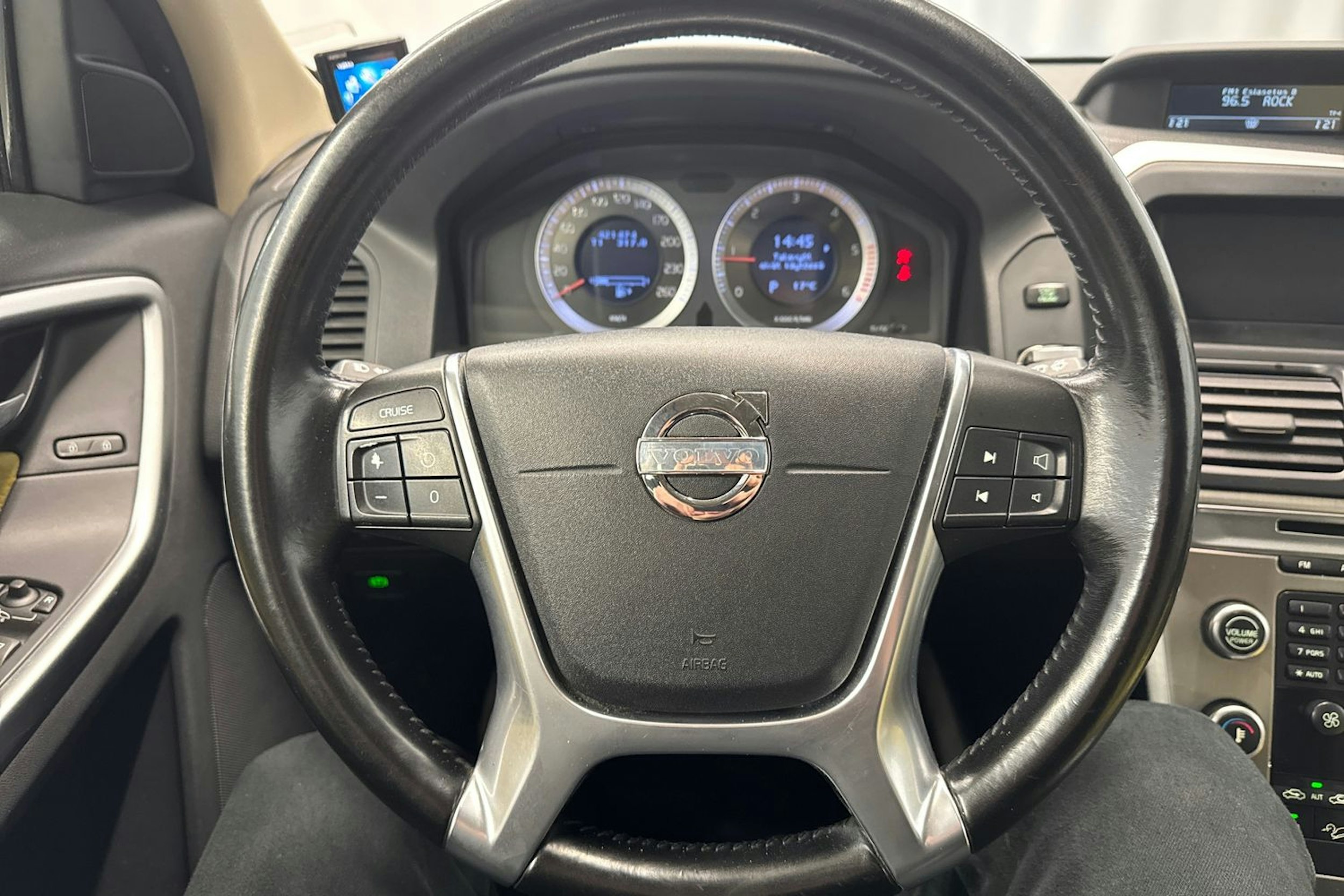 musta Volvo XC60 2010 kuva 11.