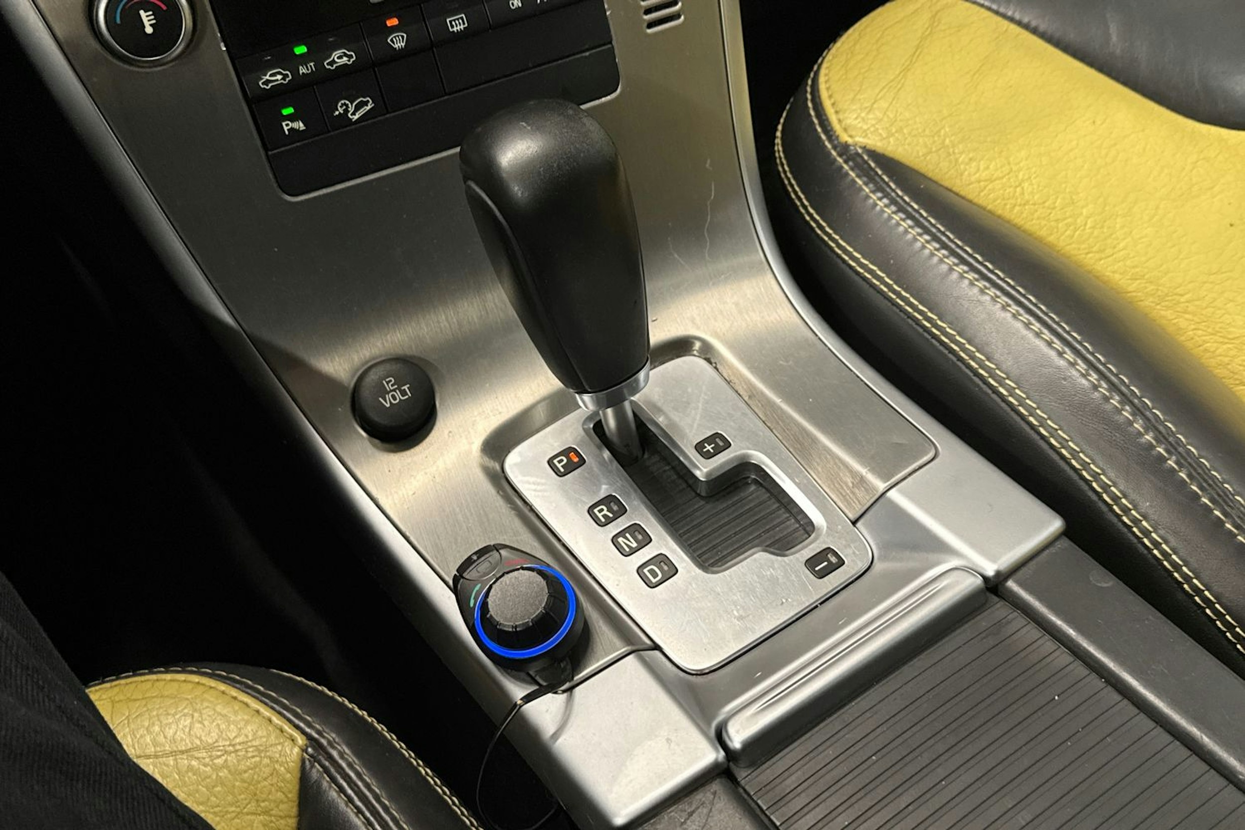 musta Volvo XC60 2010 kuva 17.