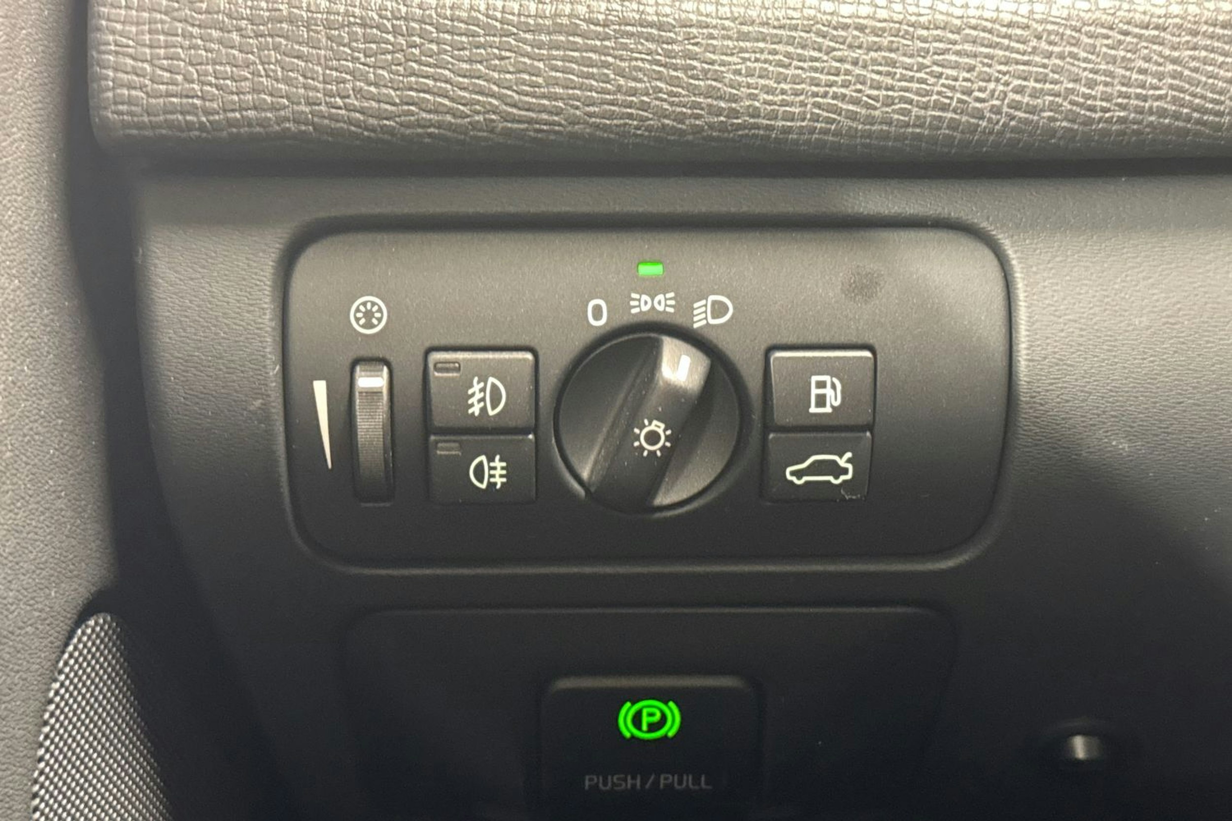 musta Volvo XC60 2010 kuva 18.