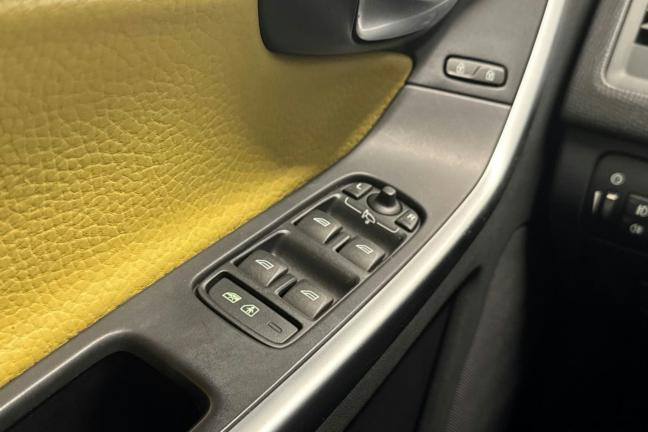 musta Volvo XC60 2010 kuva 19.