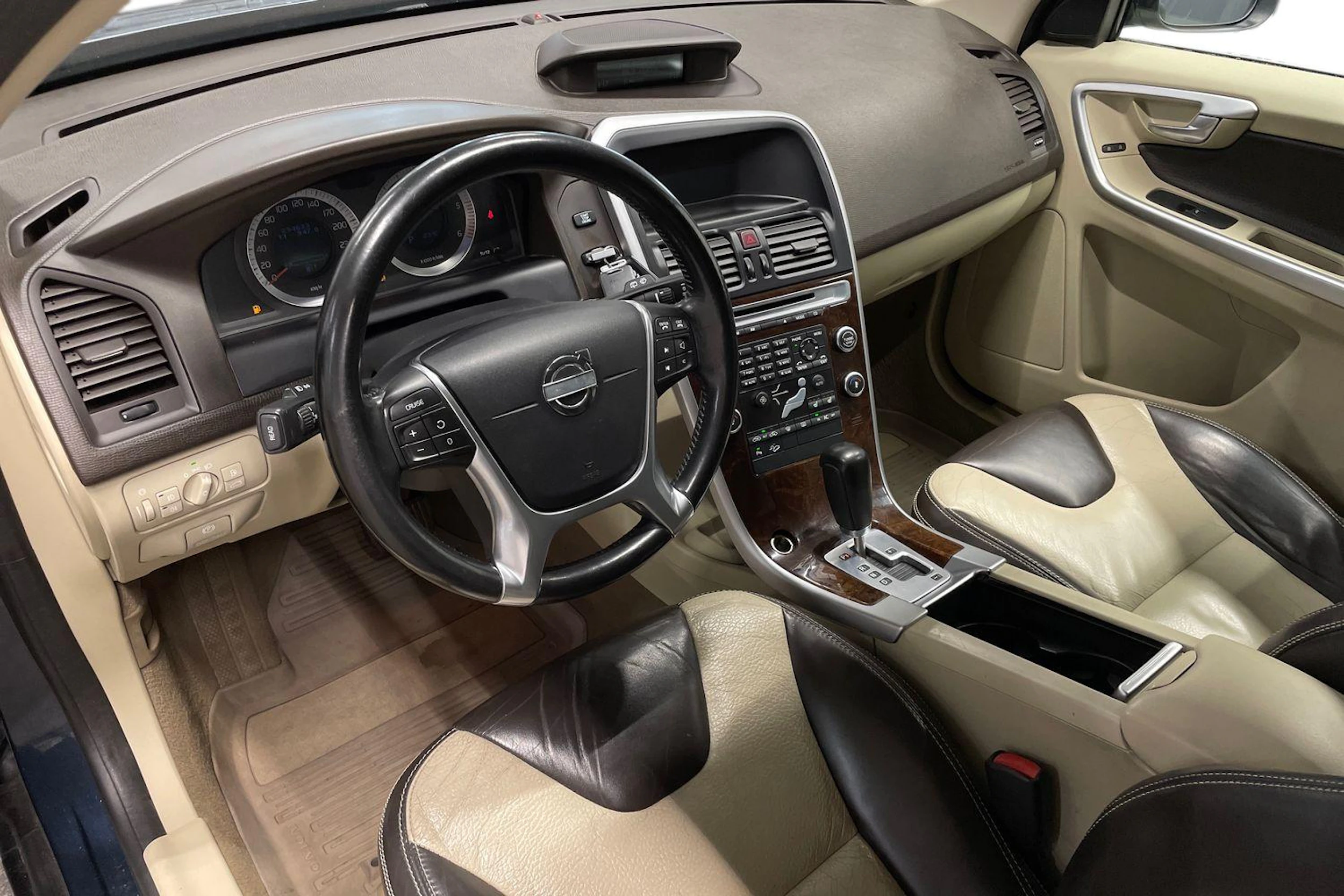 sininen Volvo XC60 2010 kuva 6.