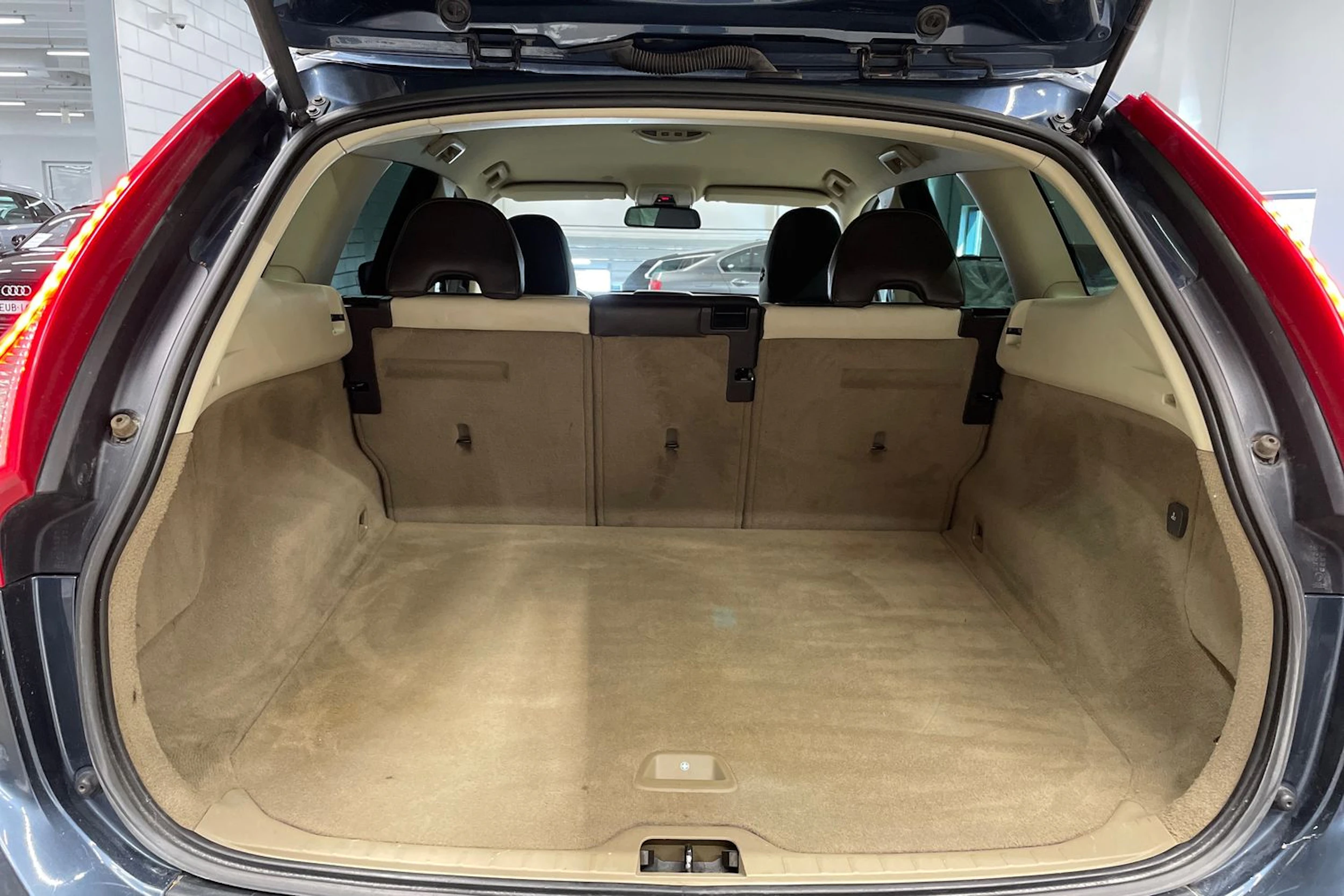 sininen Volvo XC60 2010 kuva 12.