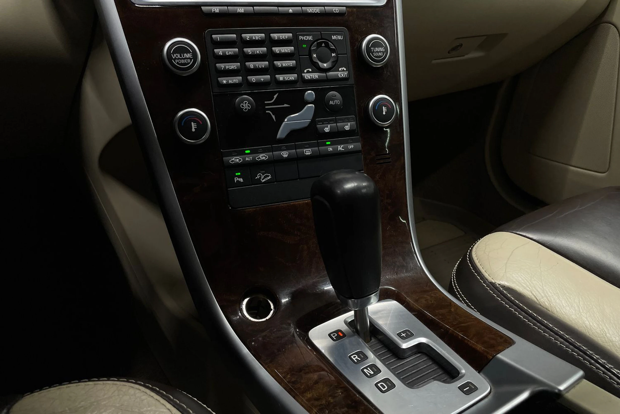 sininen Volvo XC60 2010 kuva 14.