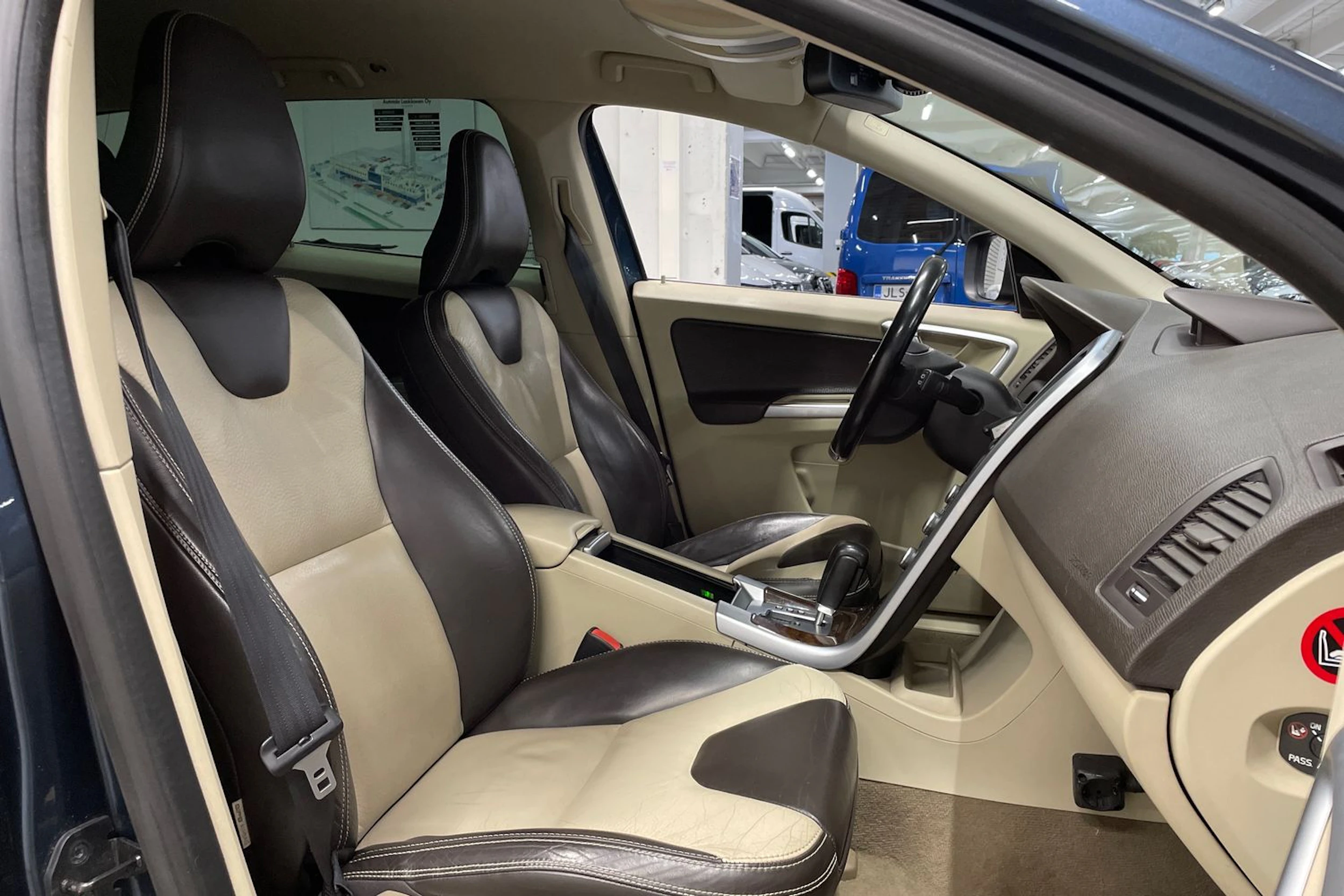 sininen Volvo XC60 2010 kuva 20.