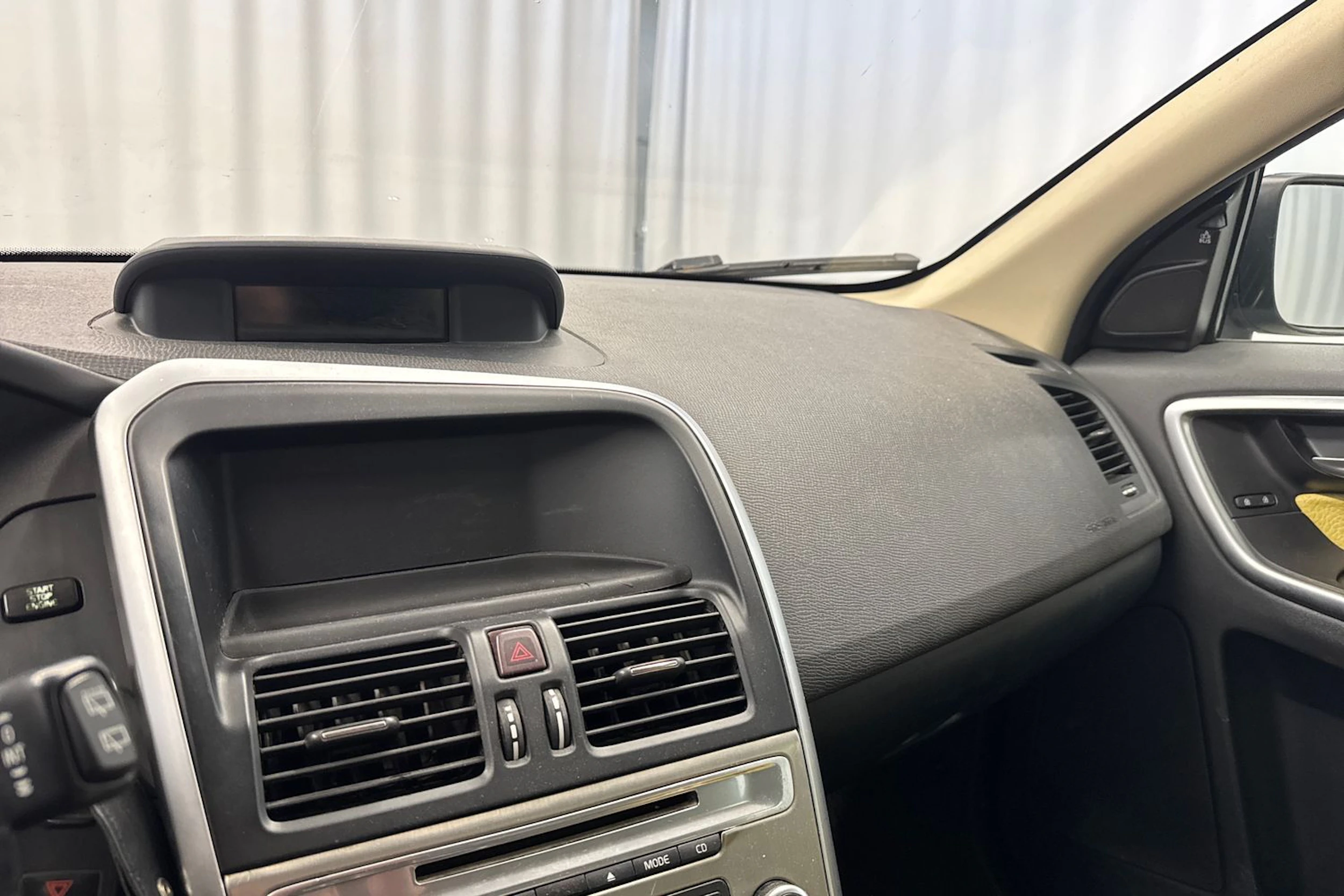 musta Volvo XC60 2010 kuva 12.