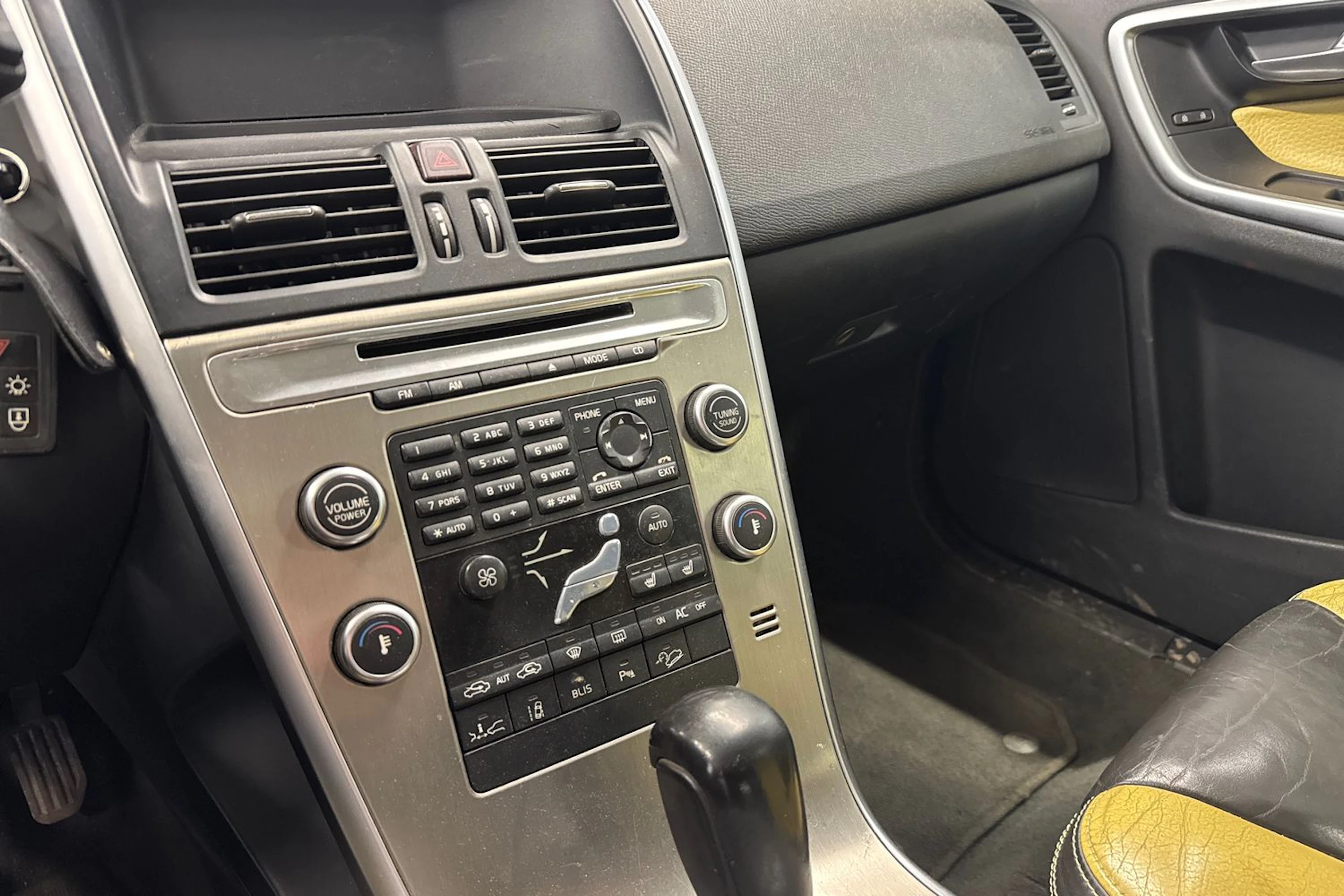 musta Volvo XC60 2010 kuva 13.