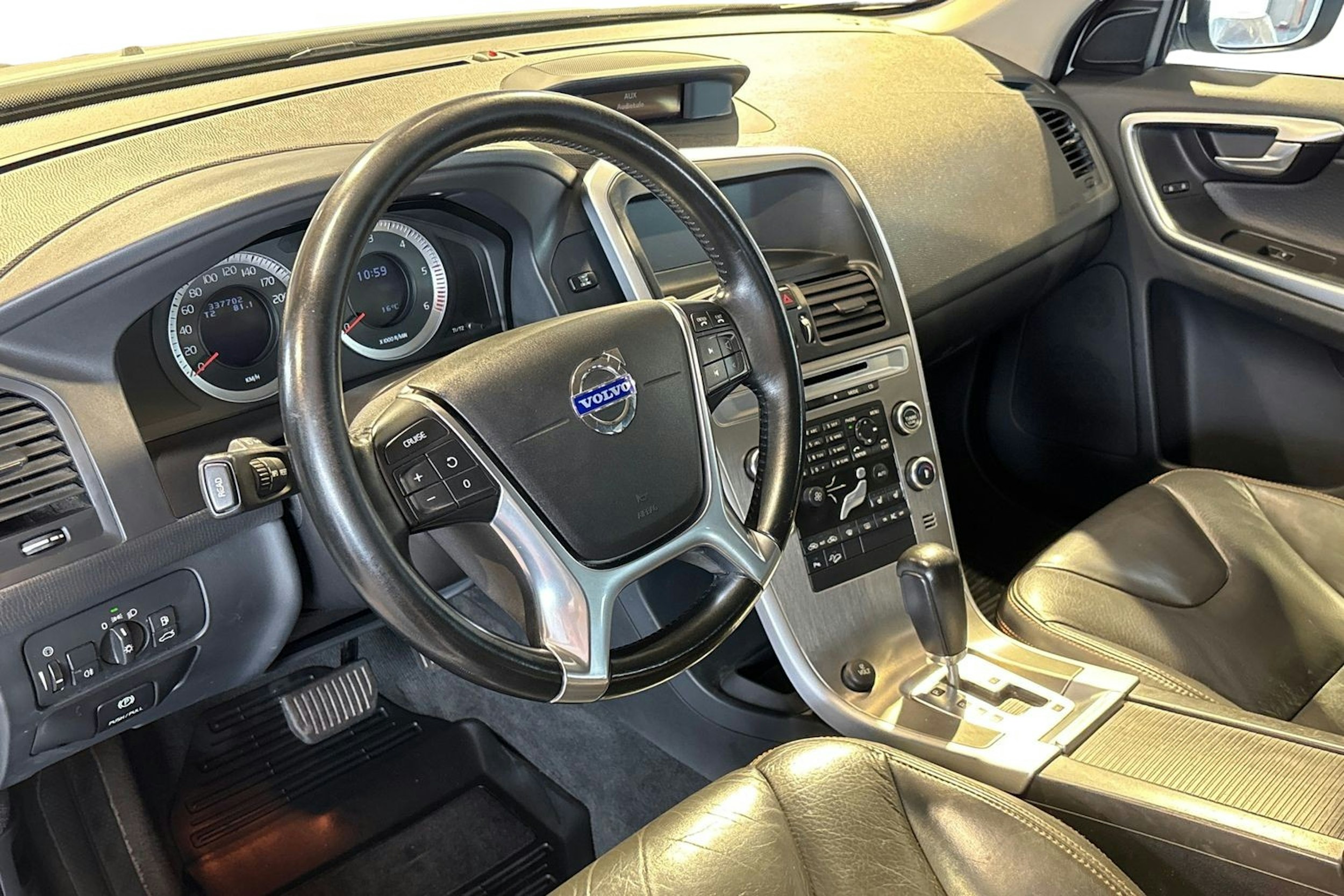 valkoinen Volvo XC60 2010 kuva 6.
