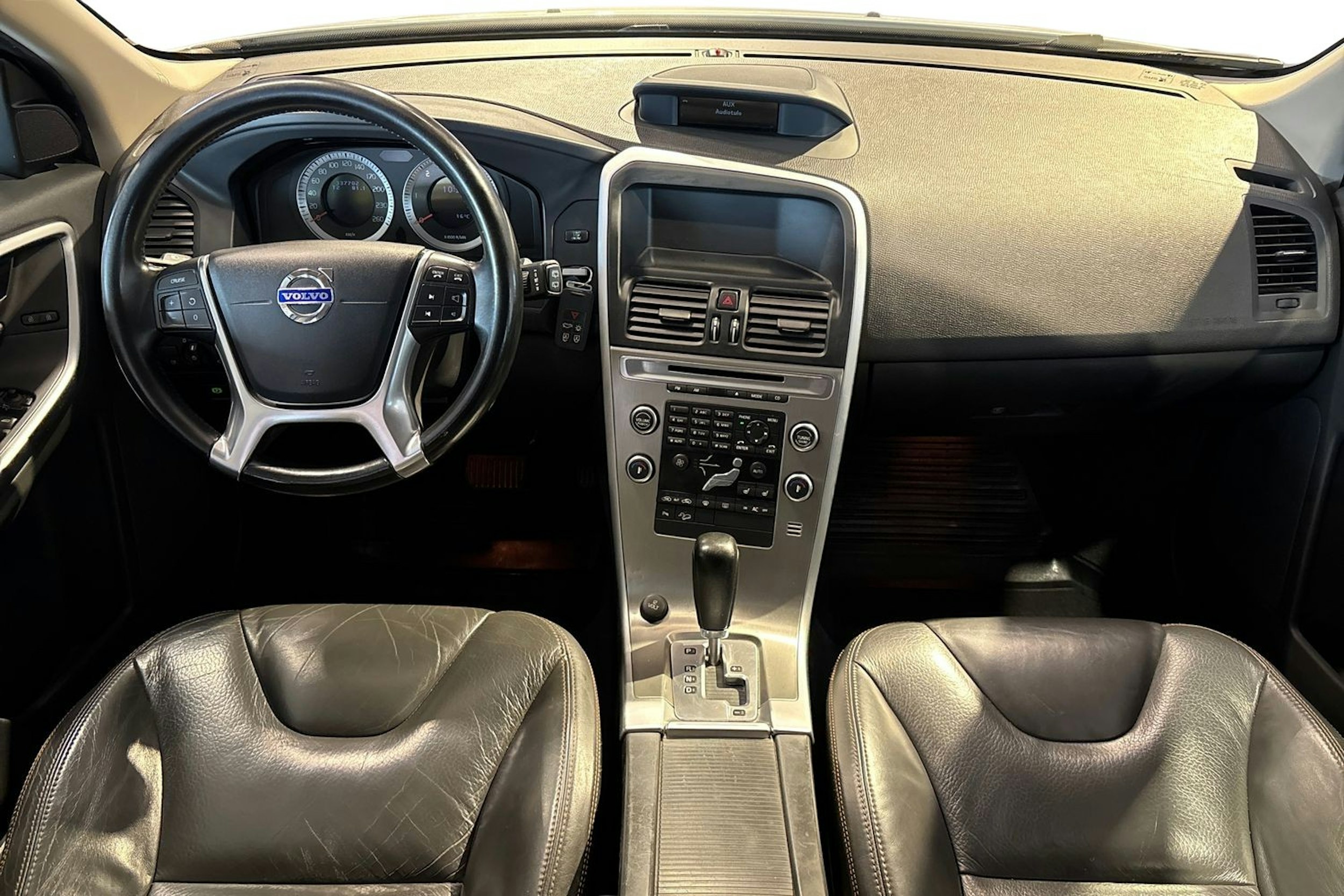 valkoinen Volvo XC60 2010 kuva 7.