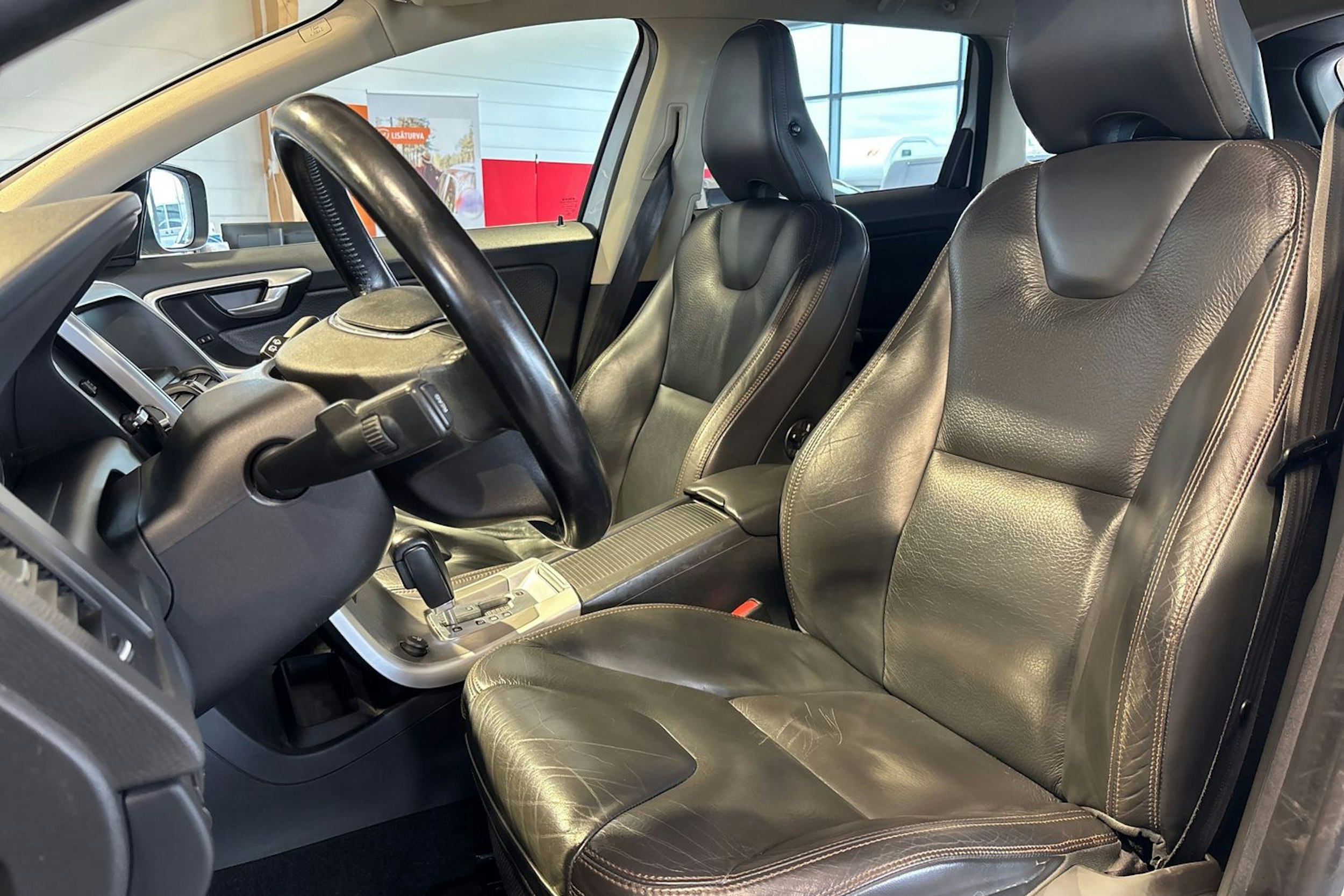 valkoinen Volvo XC60 2010 kuva 18.