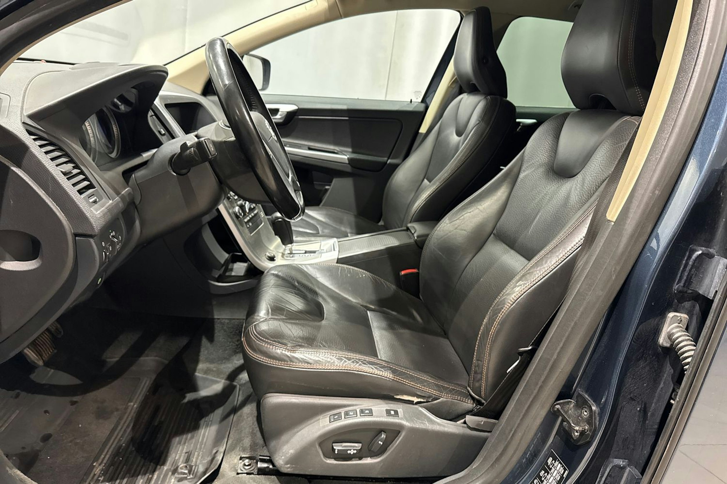 sininen Volvo XC60 2010 kuva 16.