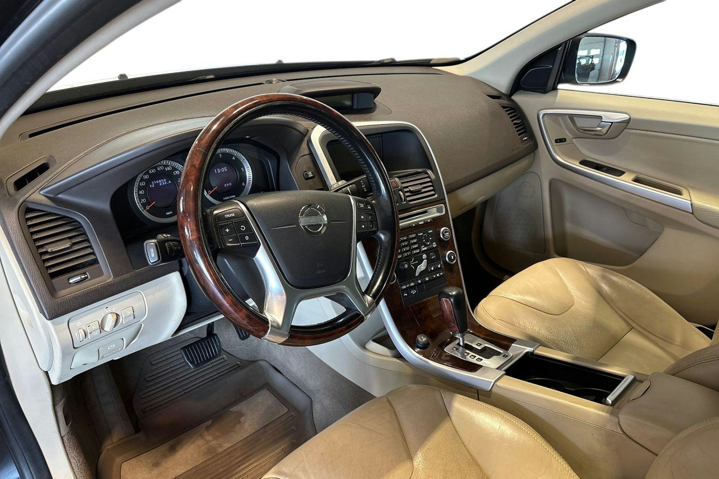 musta Volvo XC60 2010 kuva 6.