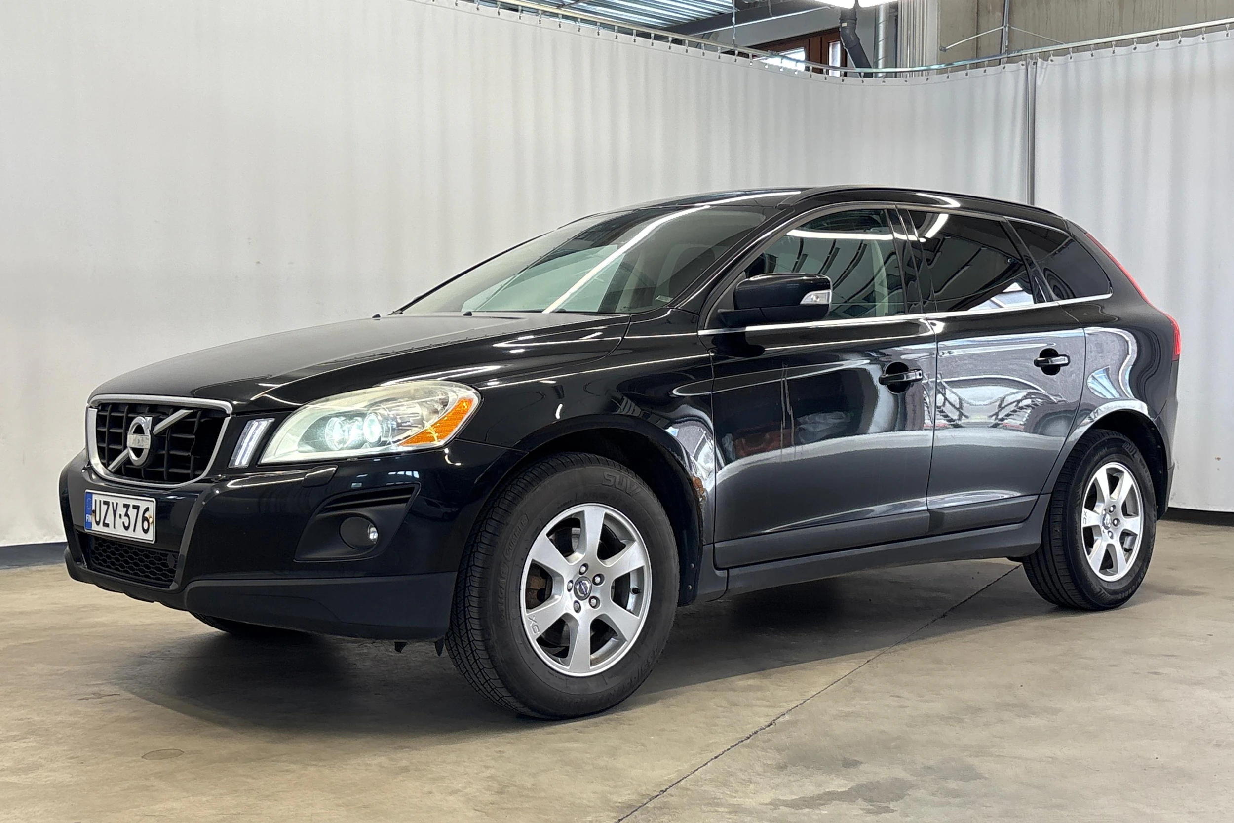 musta Volvo XC60 2010 kuva 6.