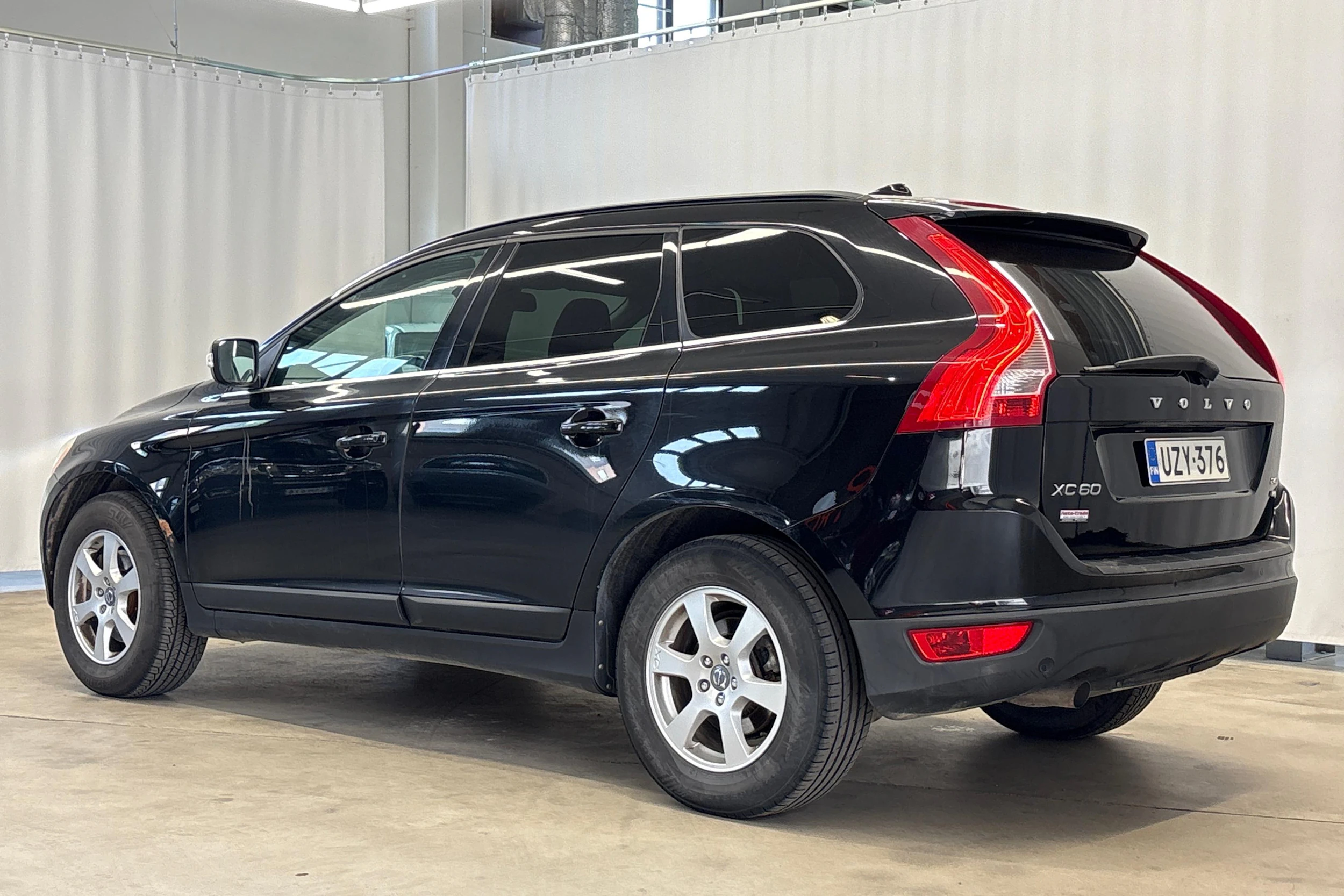 musta Volvo XC60 2010 kuva 7.