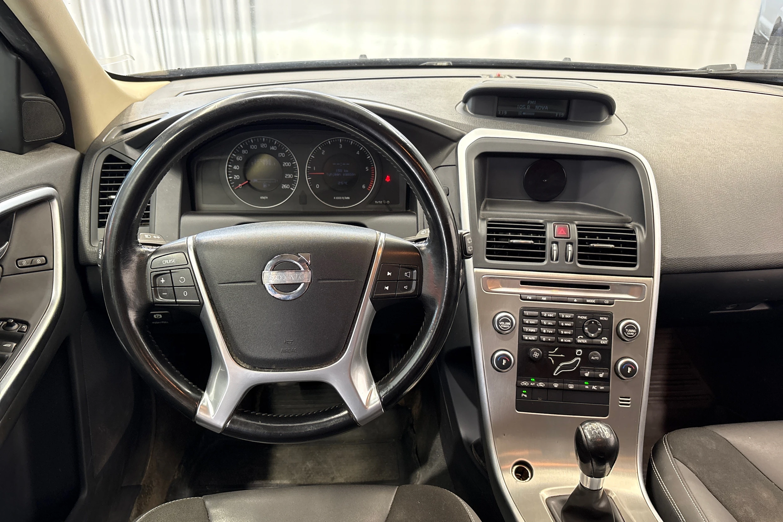 musta Volvo XC60 2010 kuva 10.