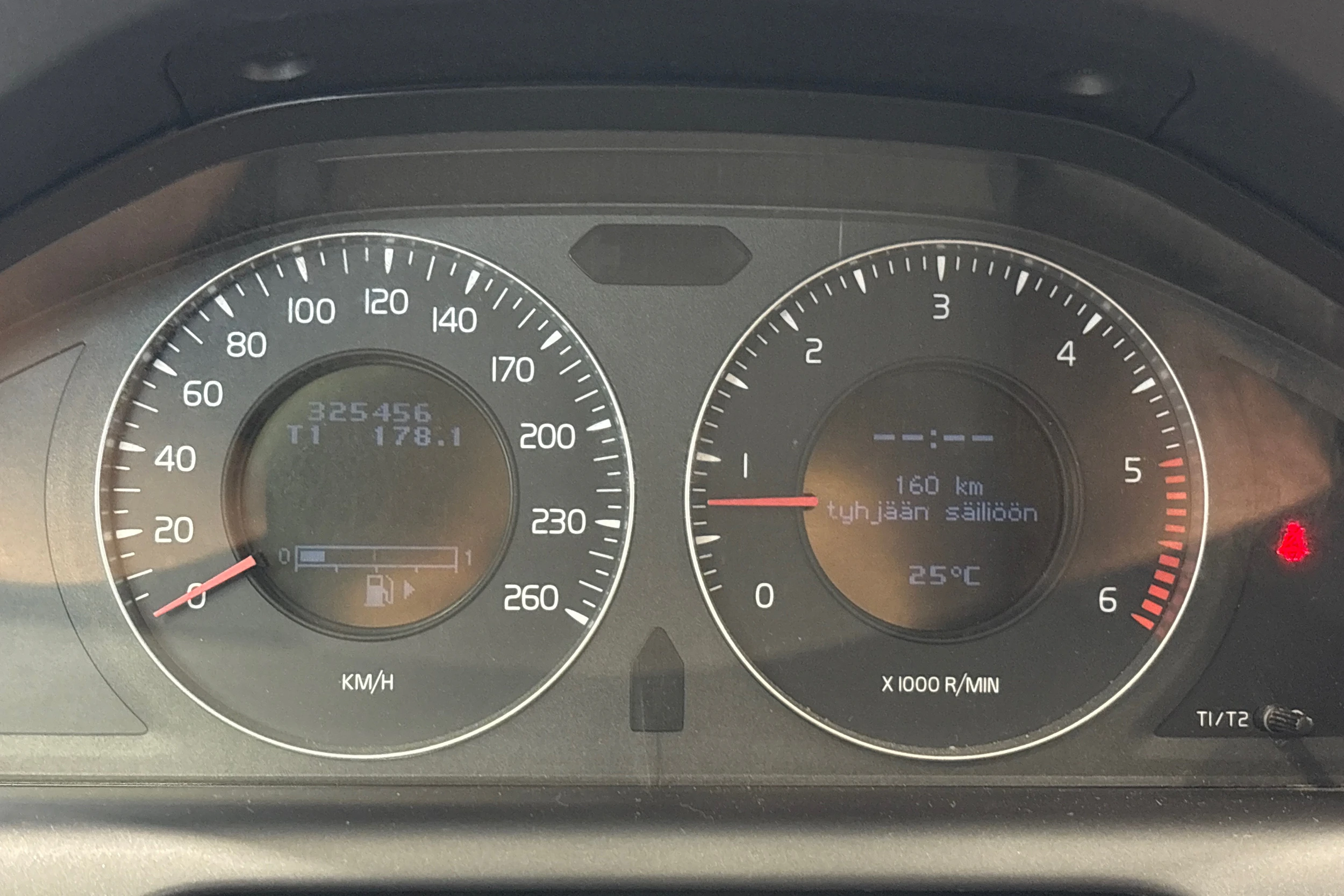 musta Volvo XC60 2010 kuva 16.