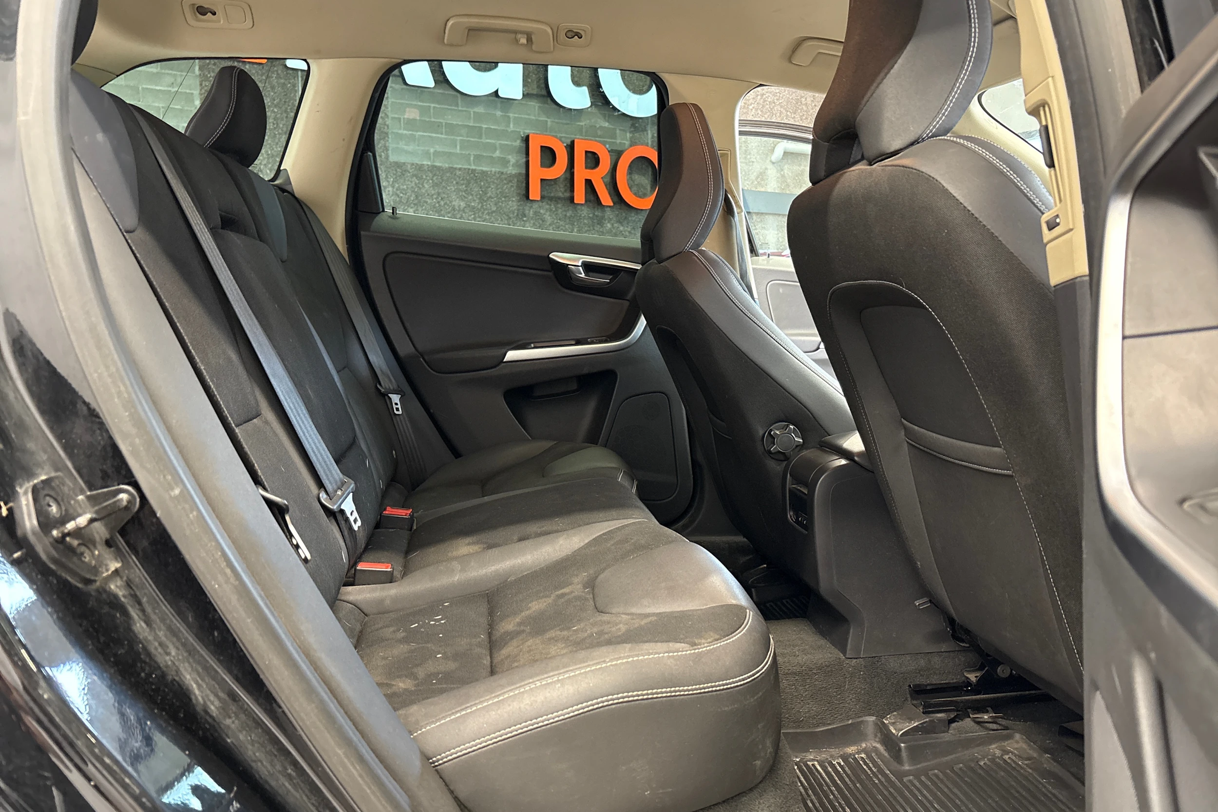 musta Volvo XC60 2010 kuva 18.