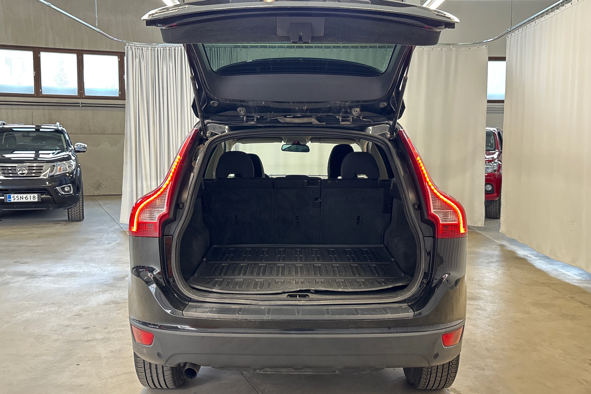 musta Volvo XC60 2010 kuva 19.