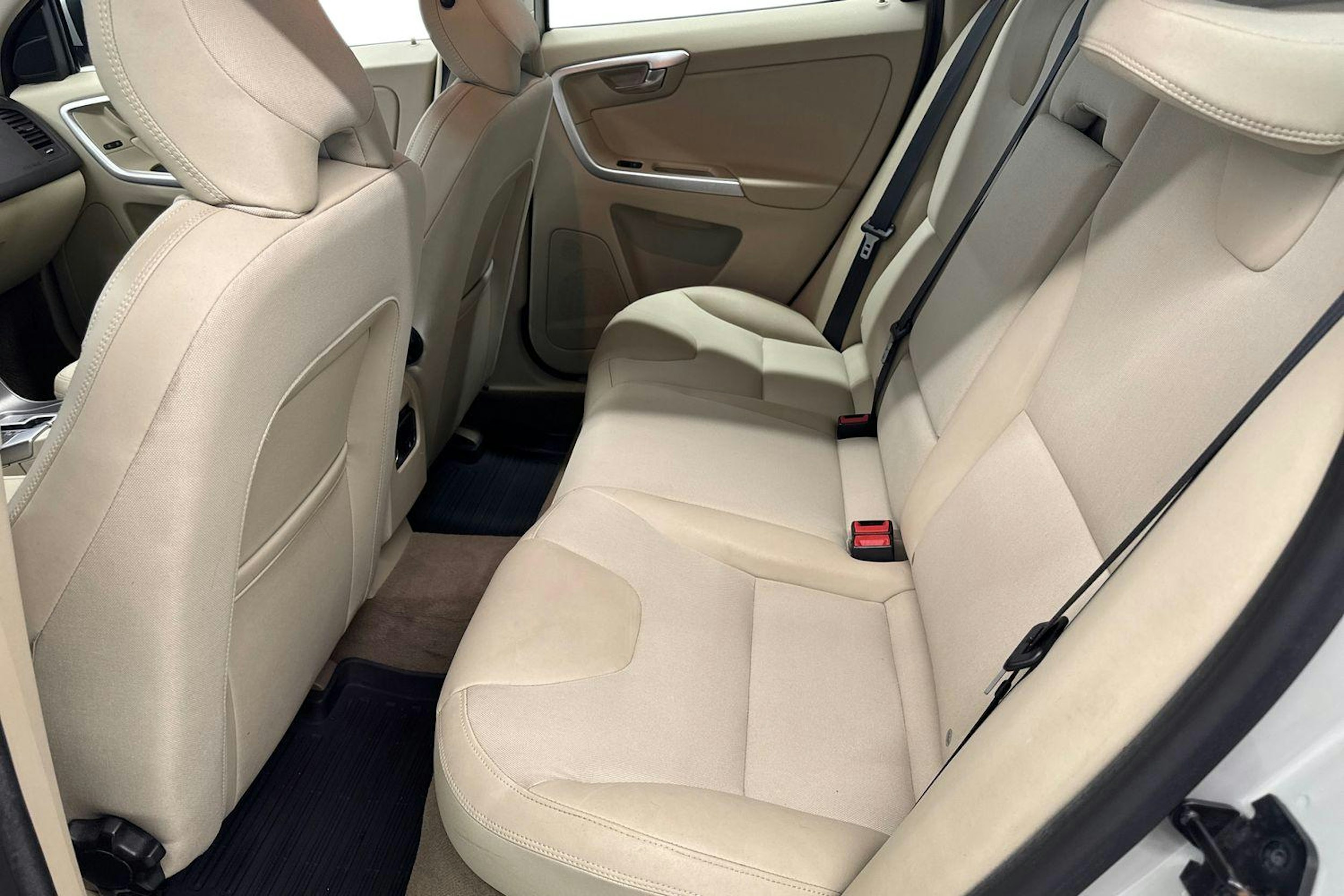 valkoinen Volvo XC60 2011 kuva 8.