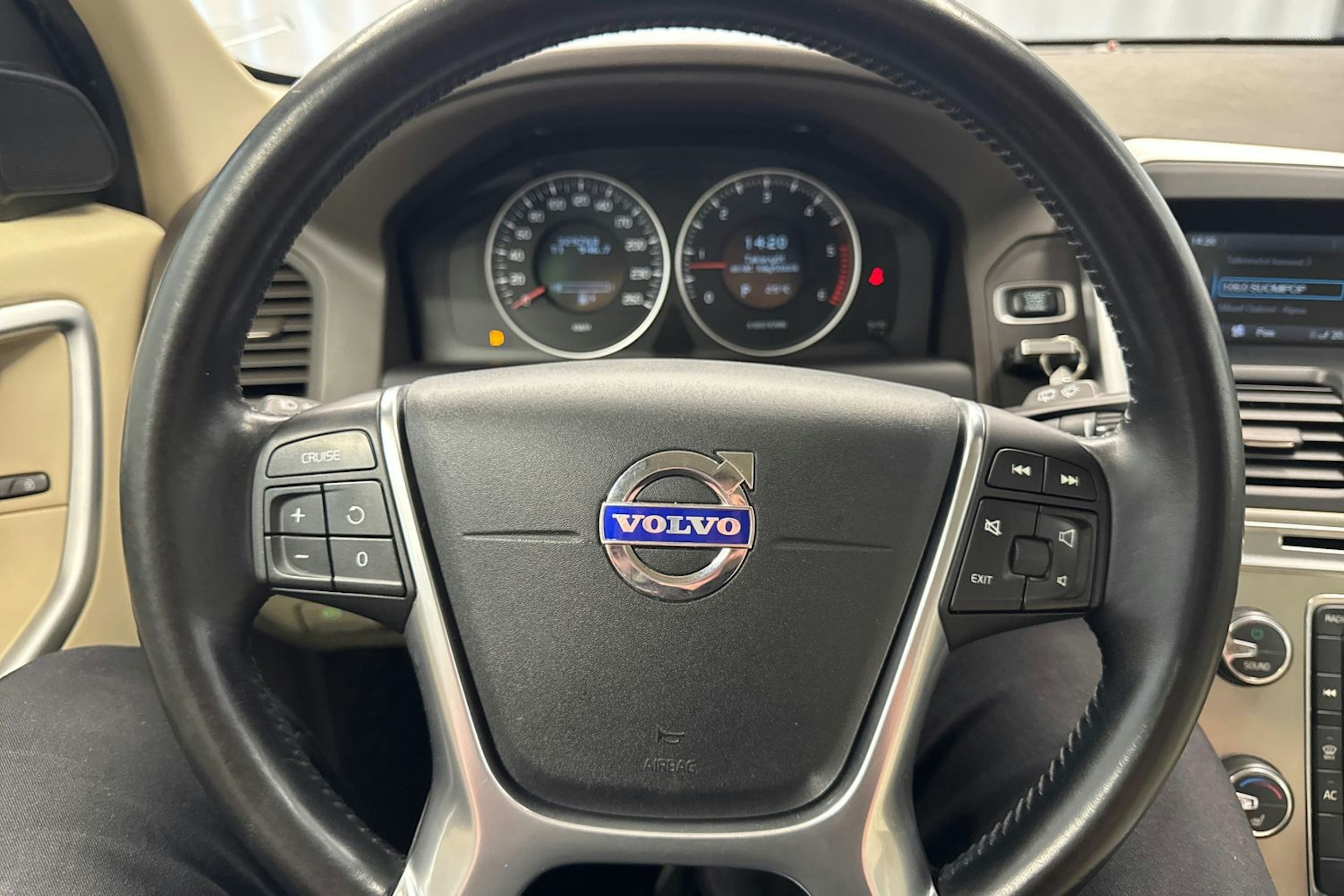 valkoinen Volvo XC60 2011 kuva 11.