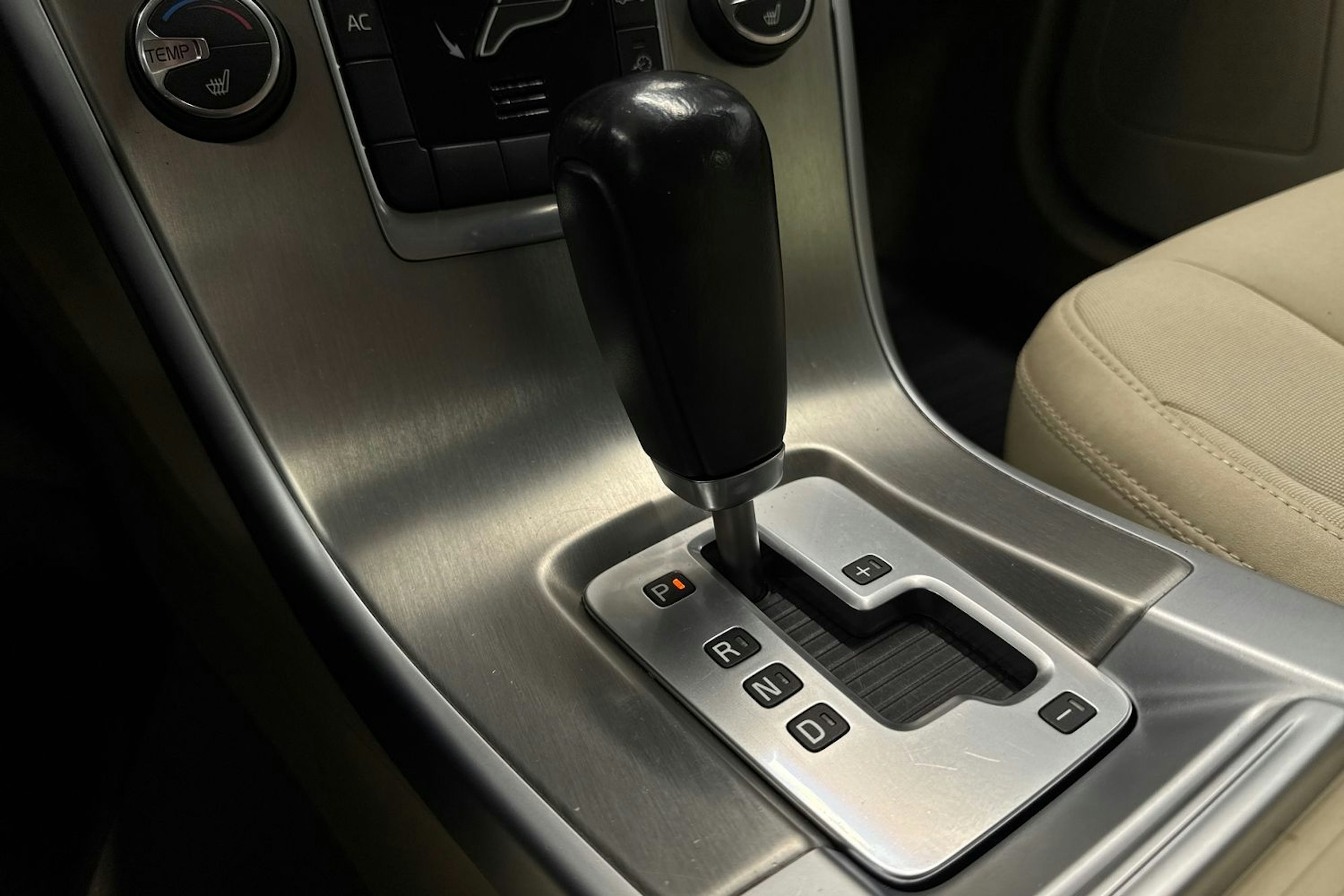 valkoinen Volvo XC60 2011 kuva 15.