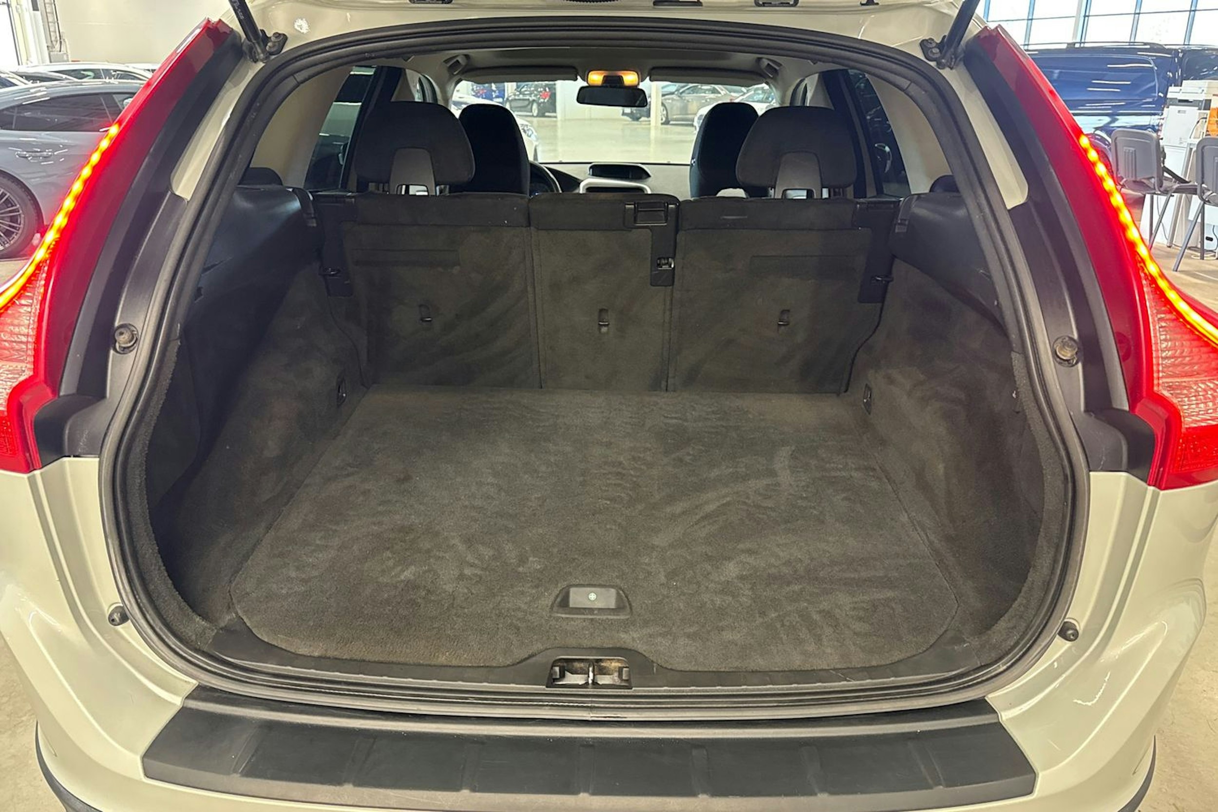 valkoinen Volvo XC60 2011 kuva 21.