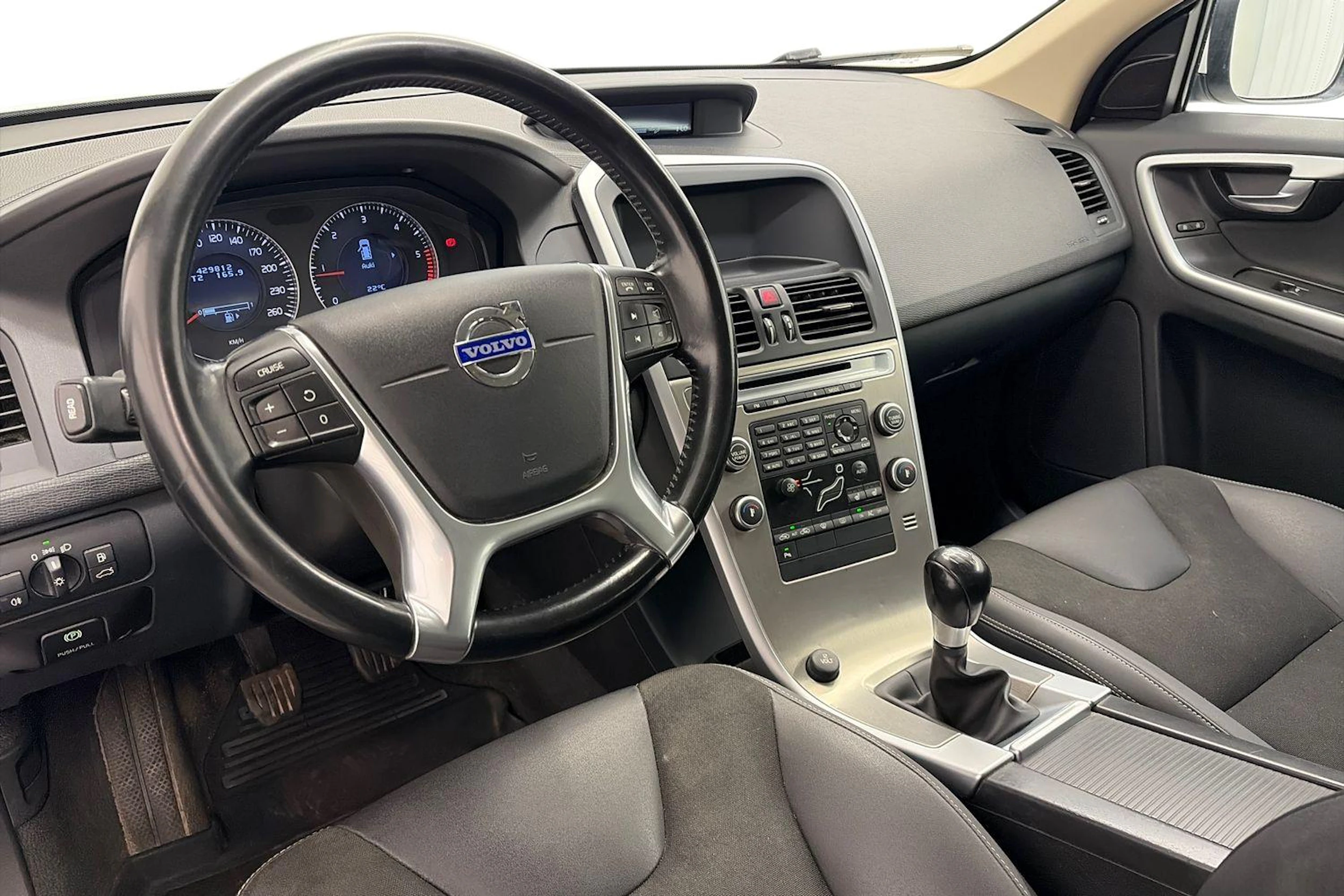 Valkoinen Volvo XC60 2011 kuva 6.