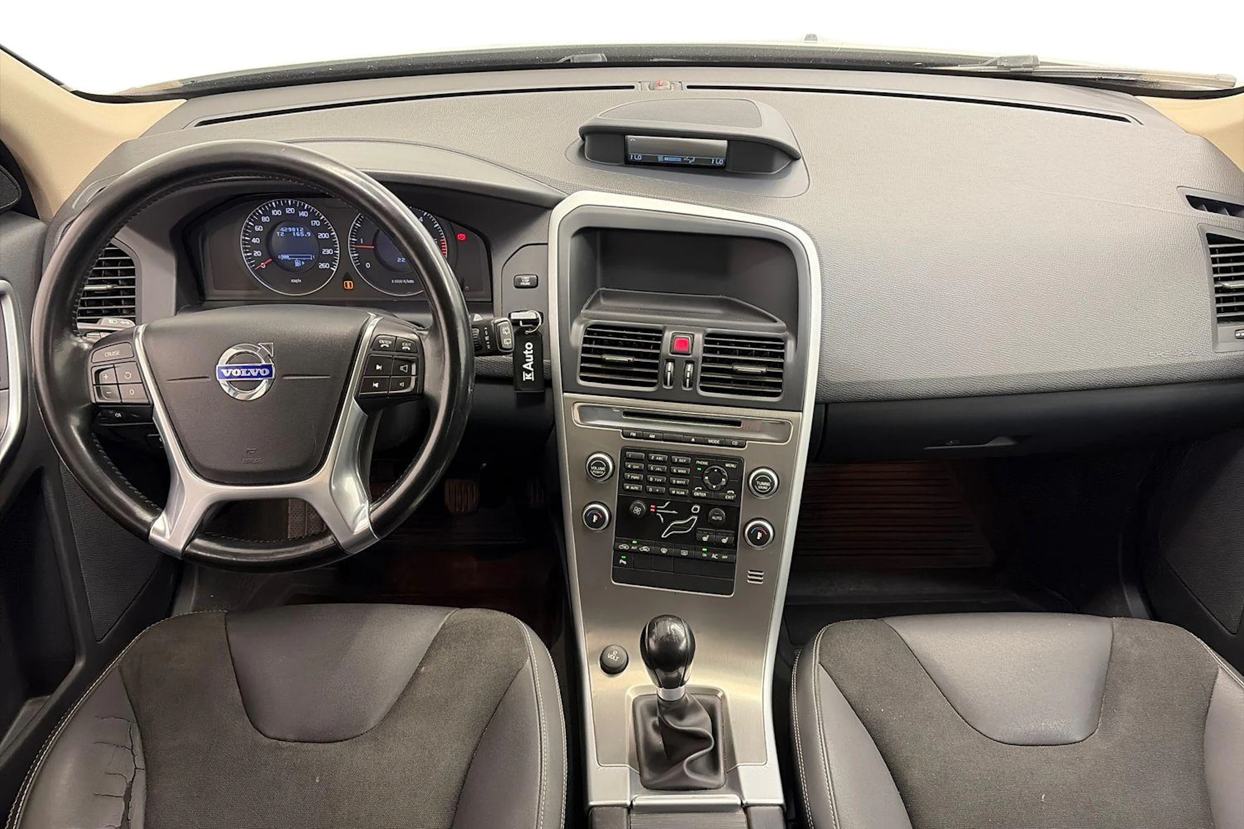 Valkoinen Volvo XC60 2011 kuva 7.