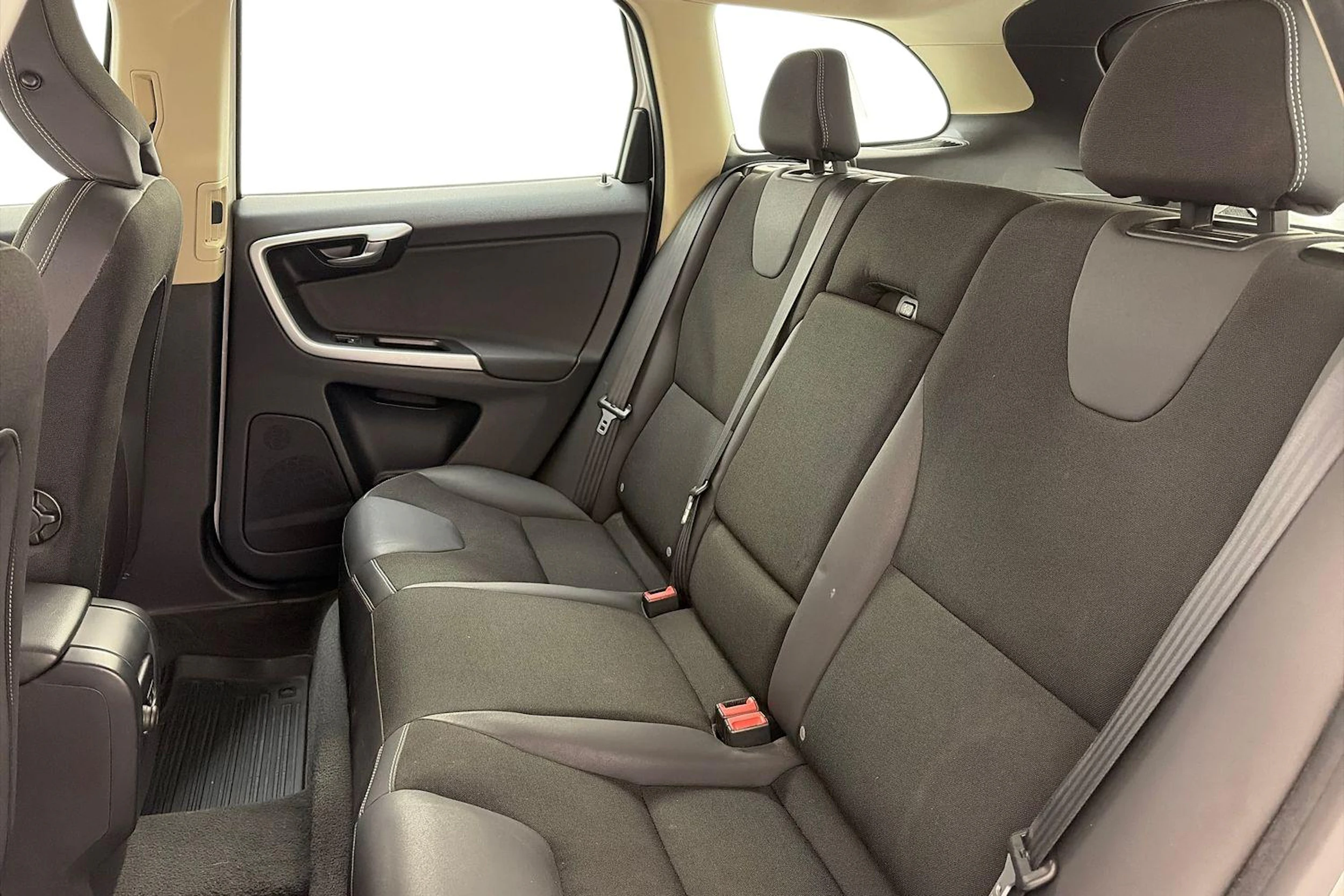 Valkoinen Volvo XC60 2011 kuva 8.
