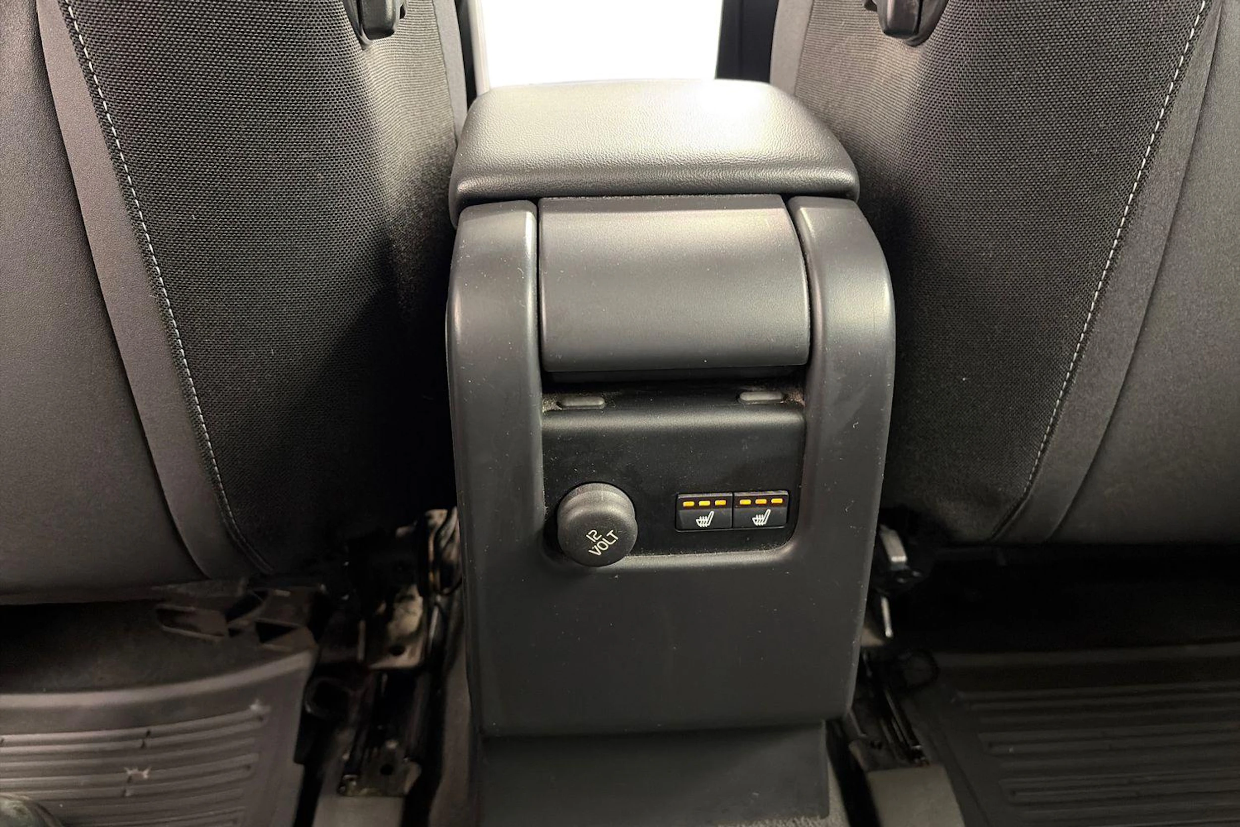 Valkoinen Volvo XC60 2011 kuva 9.