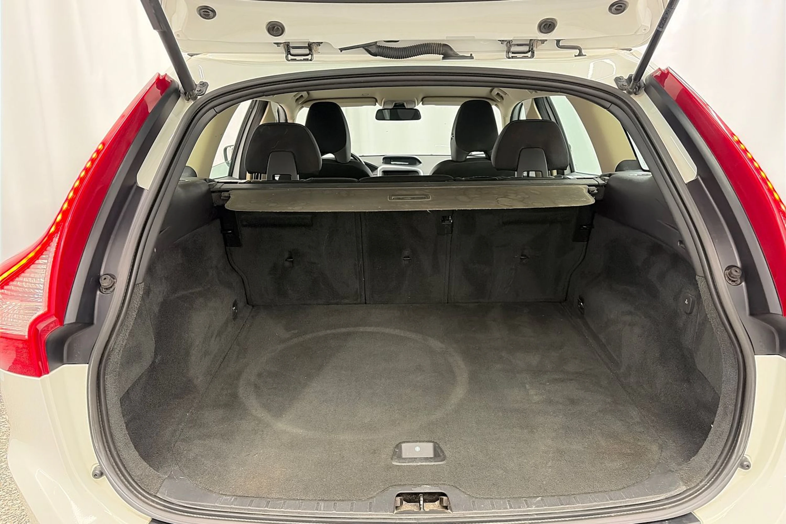 Valkoinen Volvo XC60 2011 kuva 12.