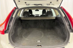 Valkoinen Volvo XC60 2011 kuva 12.