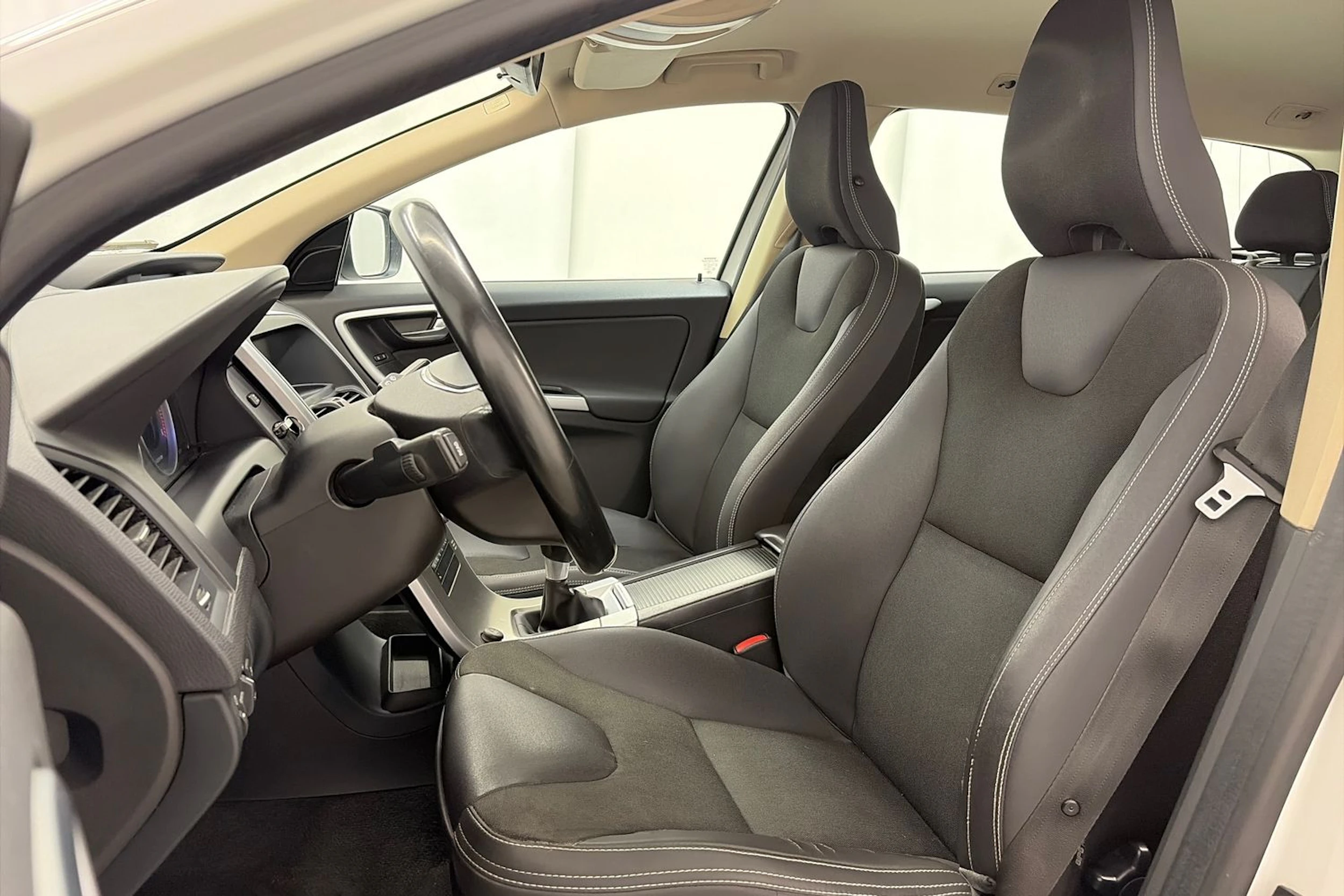 Valkoinen Volvo XC60 2011 kuva 14.