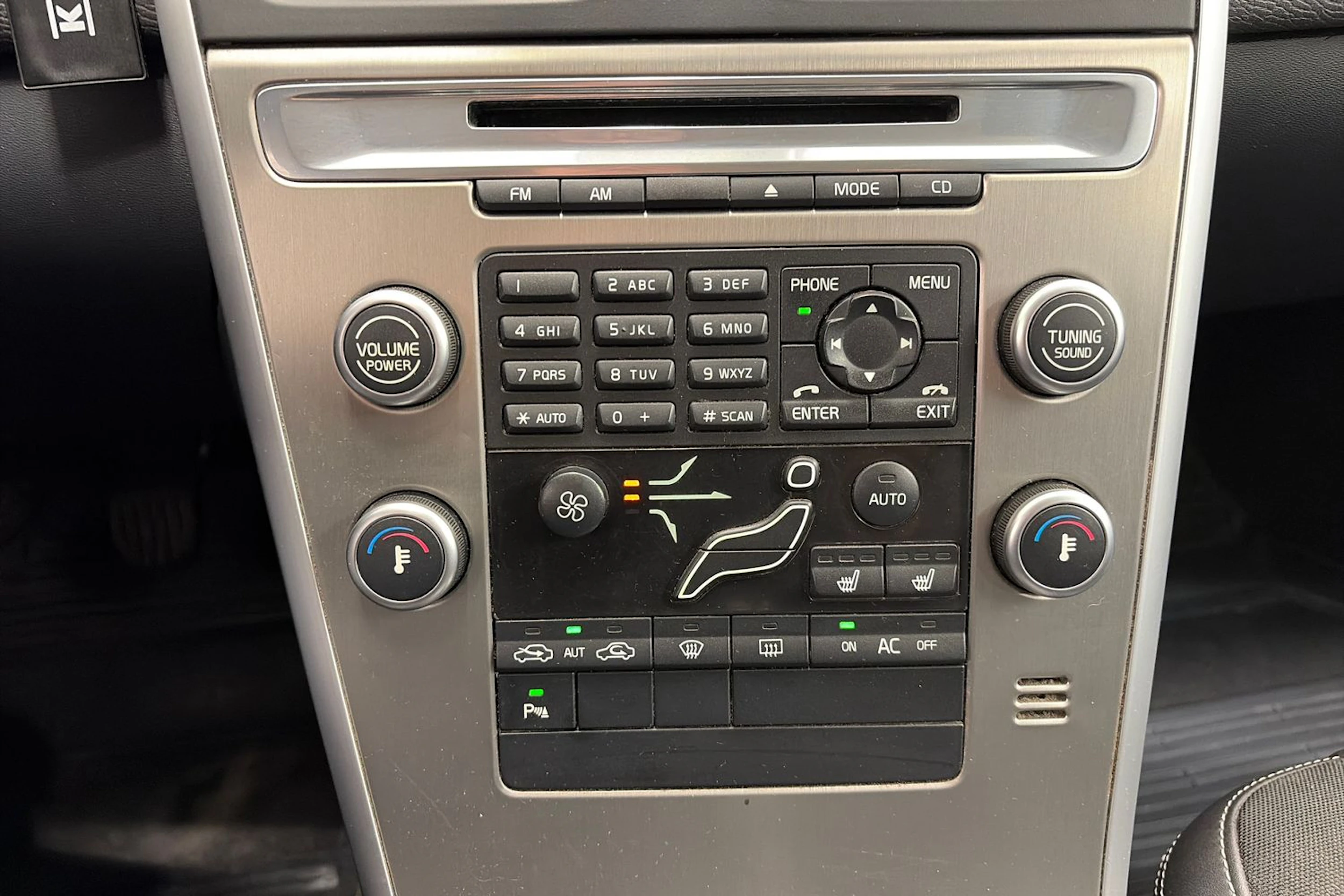 Valkoinen Volvo XC60 2011 kuva 19.