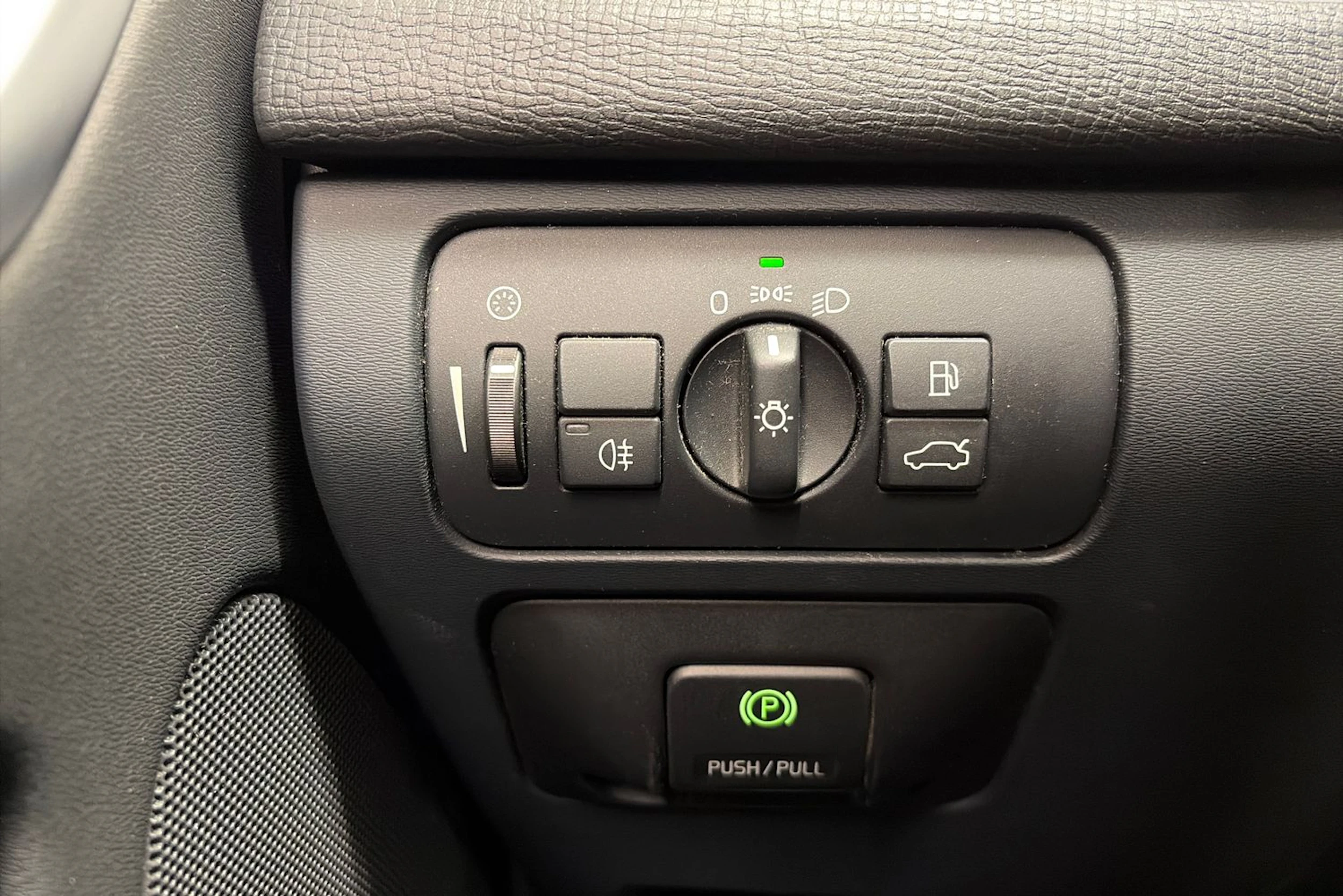 Valkoinen Volvo XC60 2011 kuva 20.