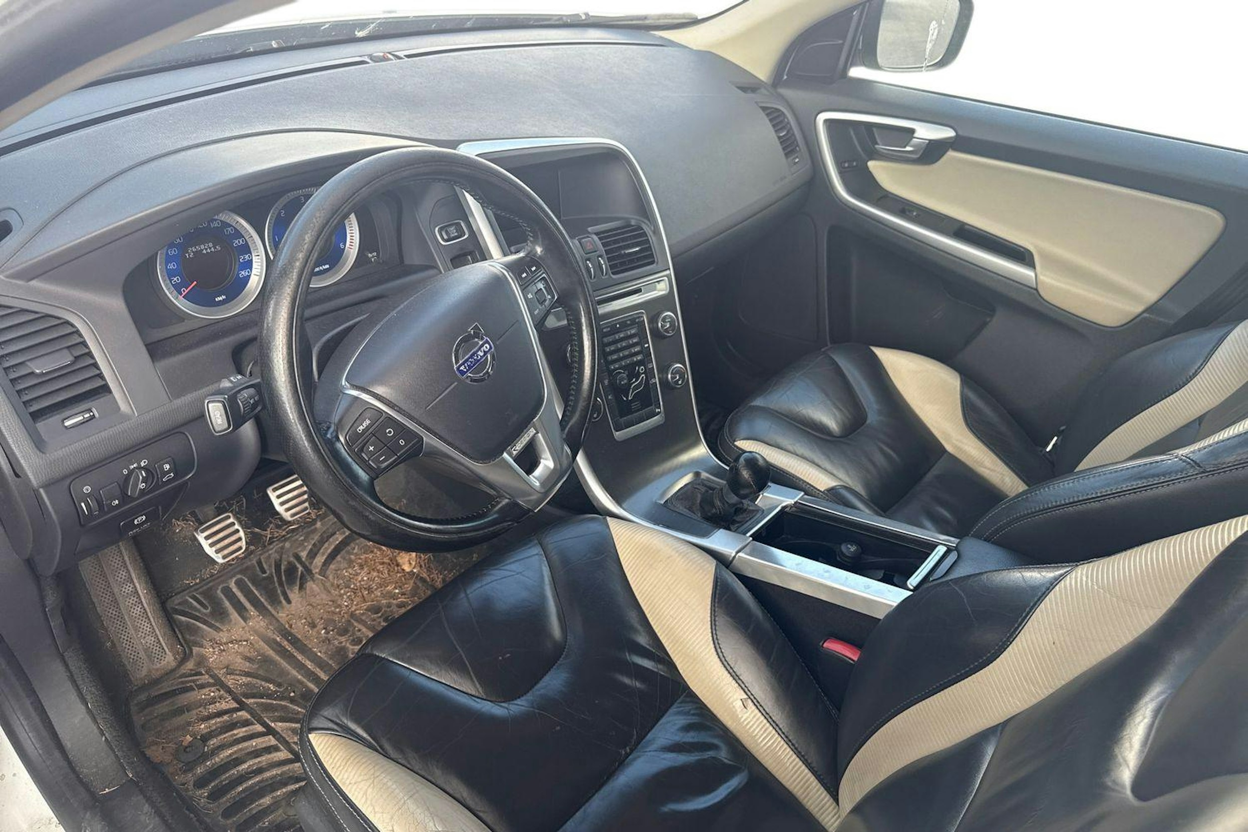 valkoinen Volvo XC60 2011 kuva 3.