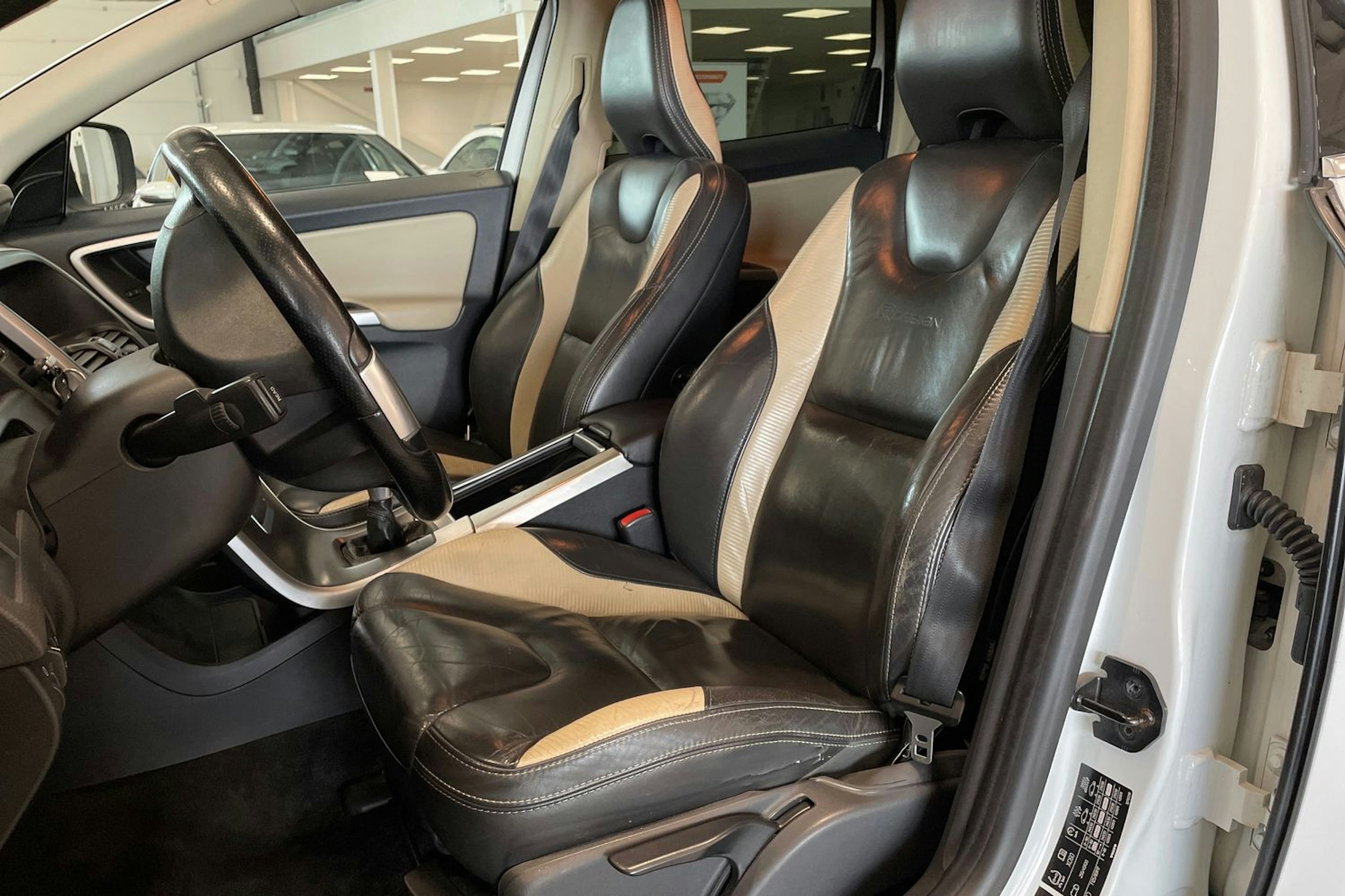 valkoinen Volvo XC60 2011 kuva 14.